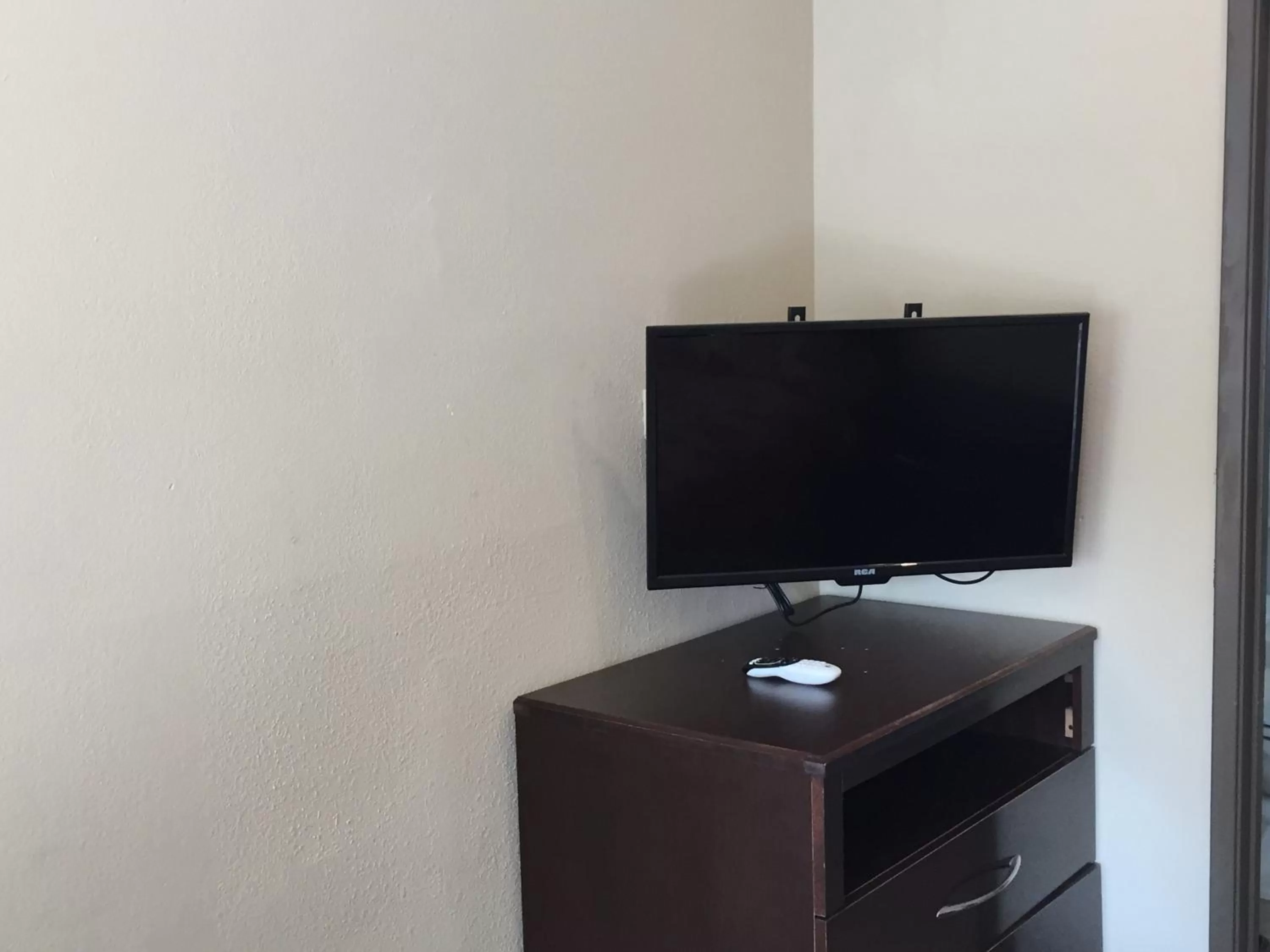 TV and multimedia in Deluxe Inn Redwood City