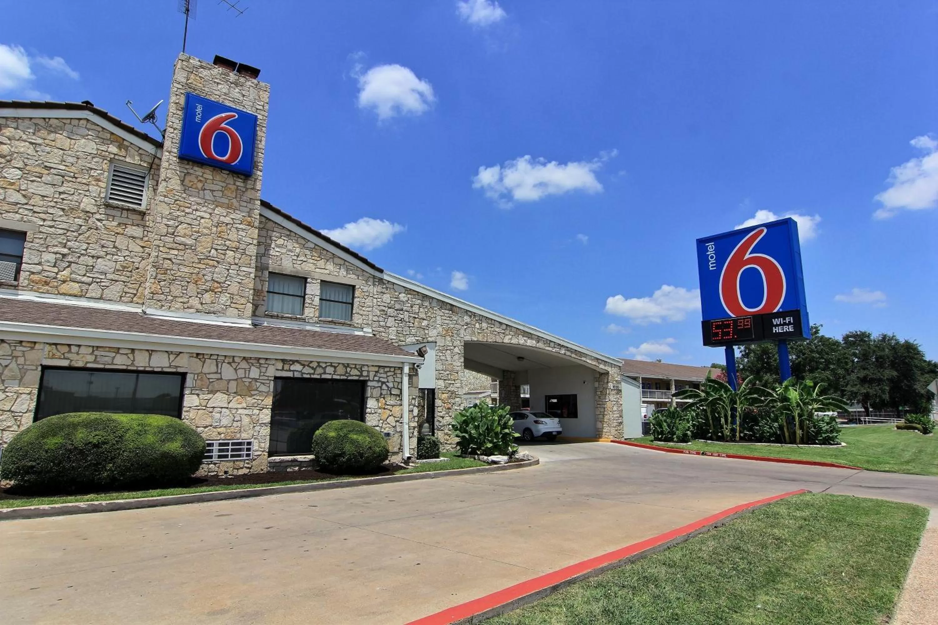 Facade/entrance in Motel 6 Austin, TX - Central Downtown UT