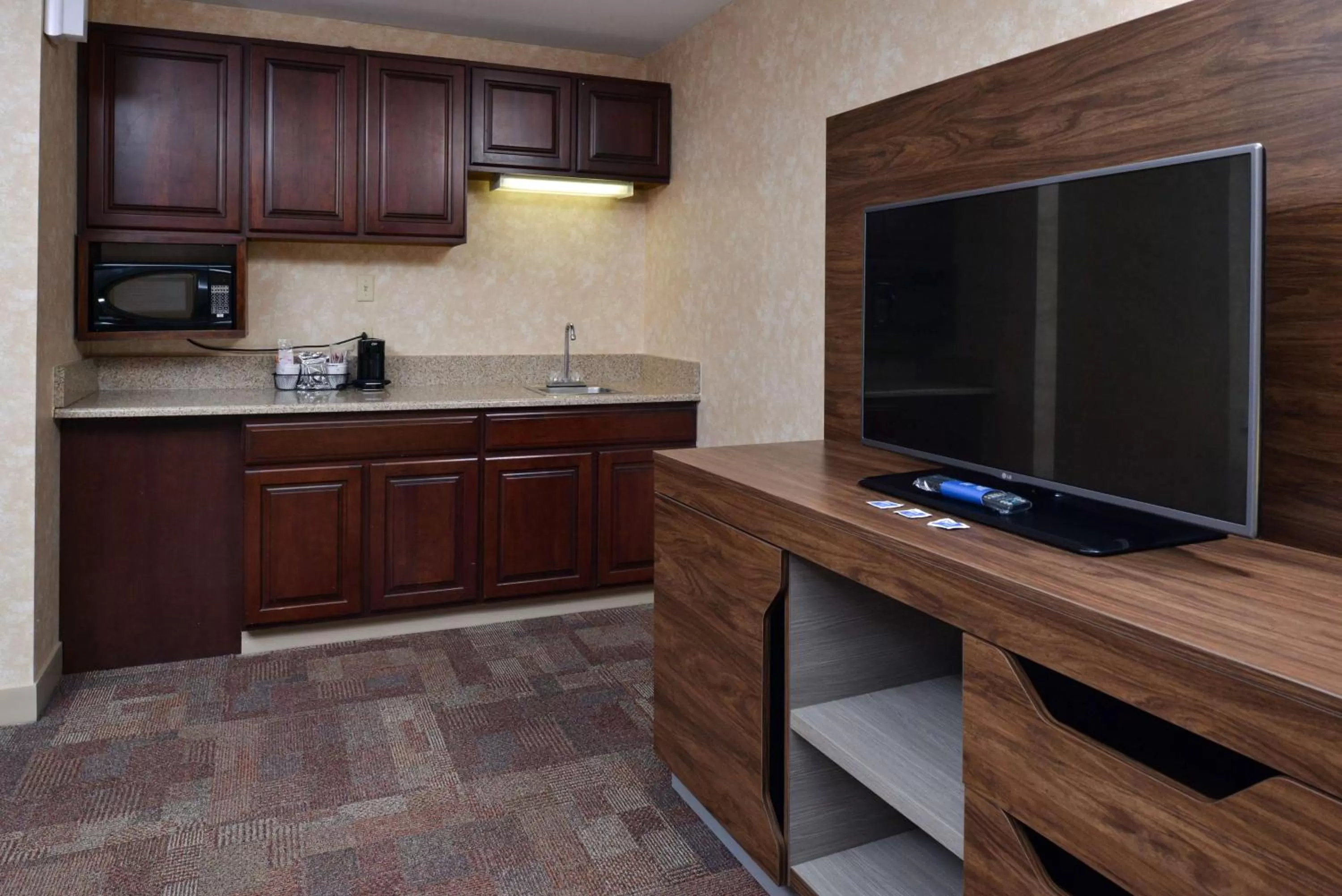 Photo of the whole room in Hampton Inn Wytheville