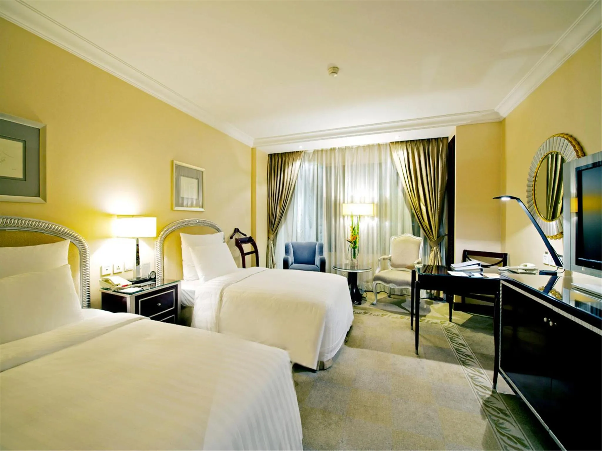 Photo of the whole room, Bed in The Kunlun Beijing Jin Jiang Radisson
