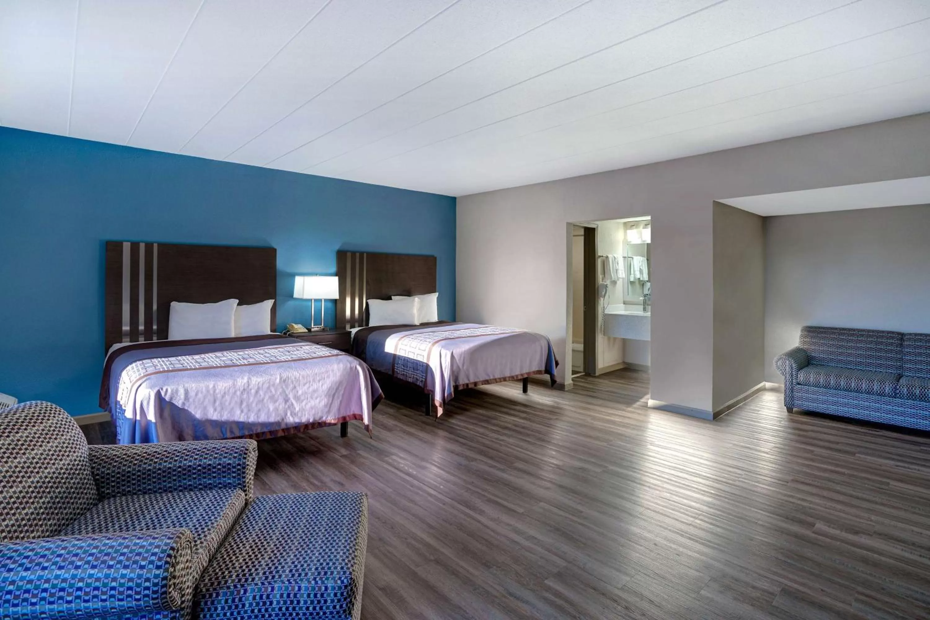 Photo of the whole room, Bed in Motel 6 Burlington