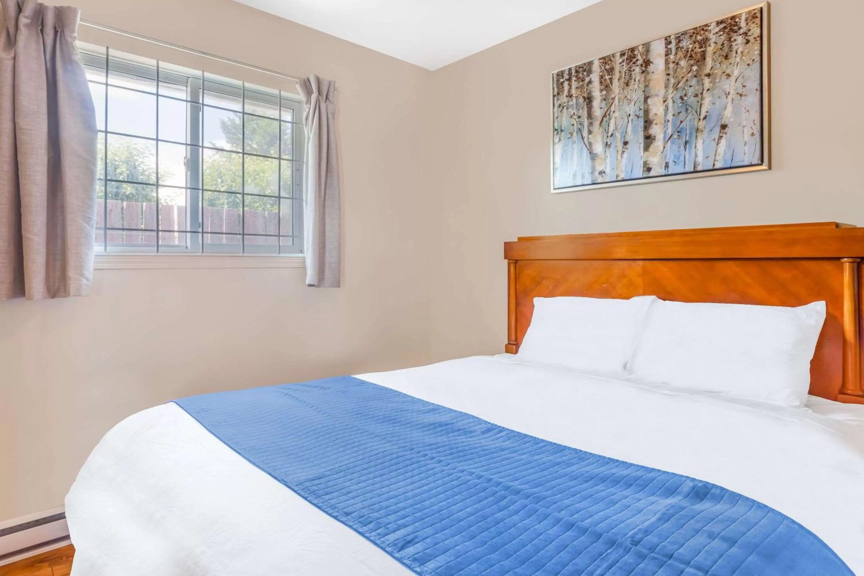 Photo of the whole room, Bed in Knights Inn Merritt