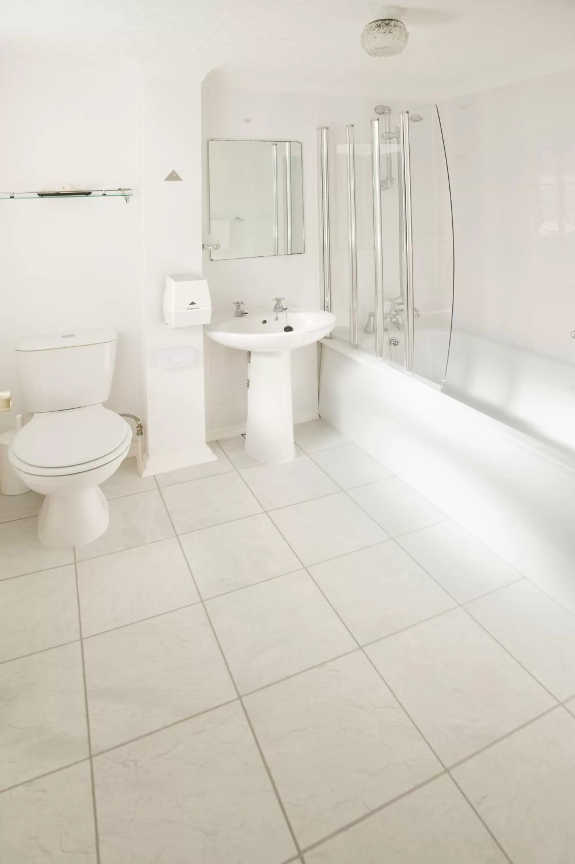 Bathroom in Bourne Hall Country Hotel