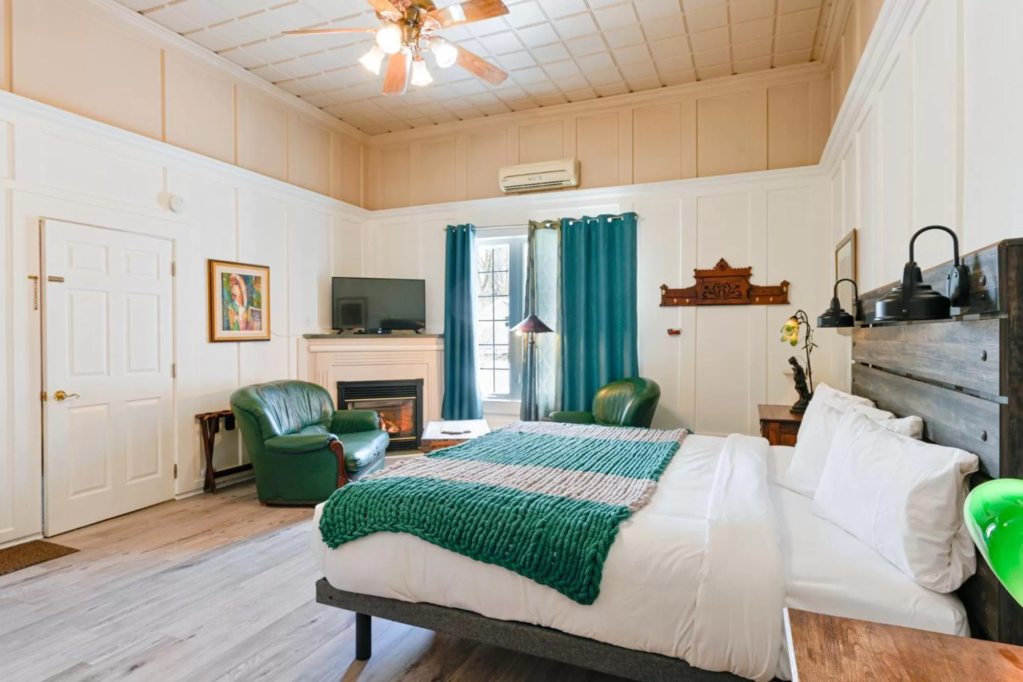 Bed in Hôtel-La Grande Maison et Spa