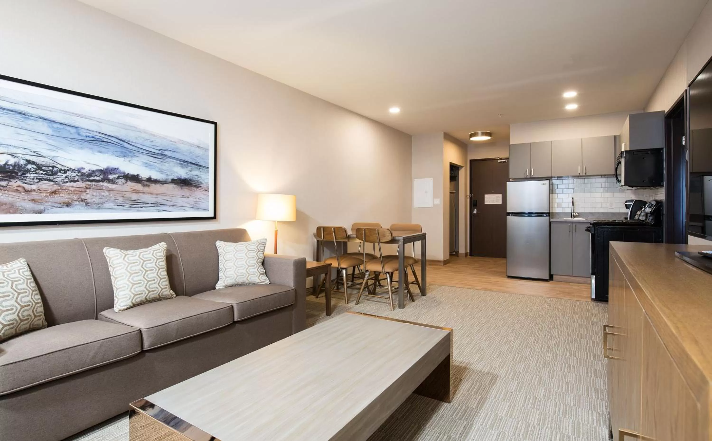 Kitchen or kitchenette in Pomeroy Inn & Suites Prince George