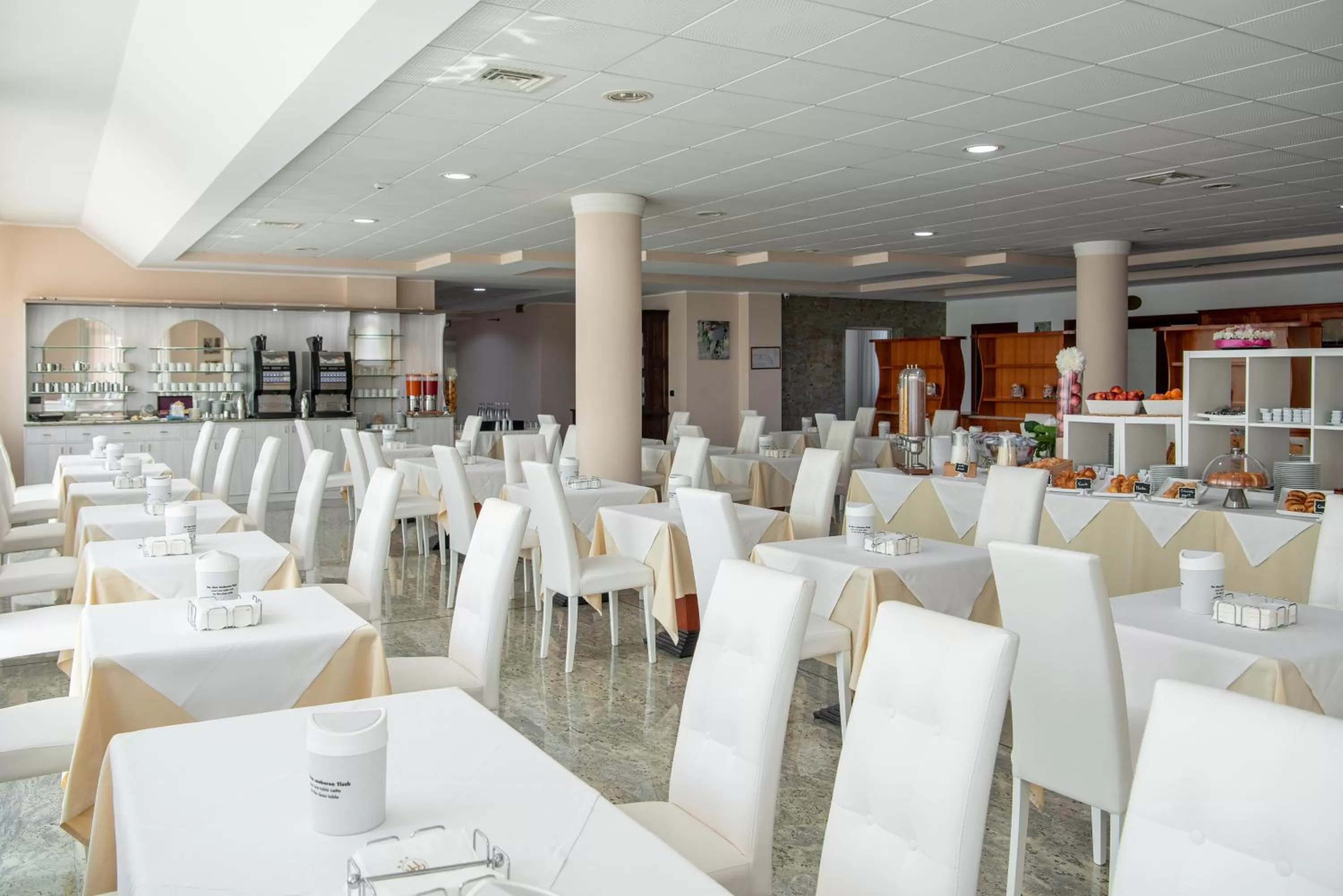 Restaurant/places to eat in Rivoli Hotel