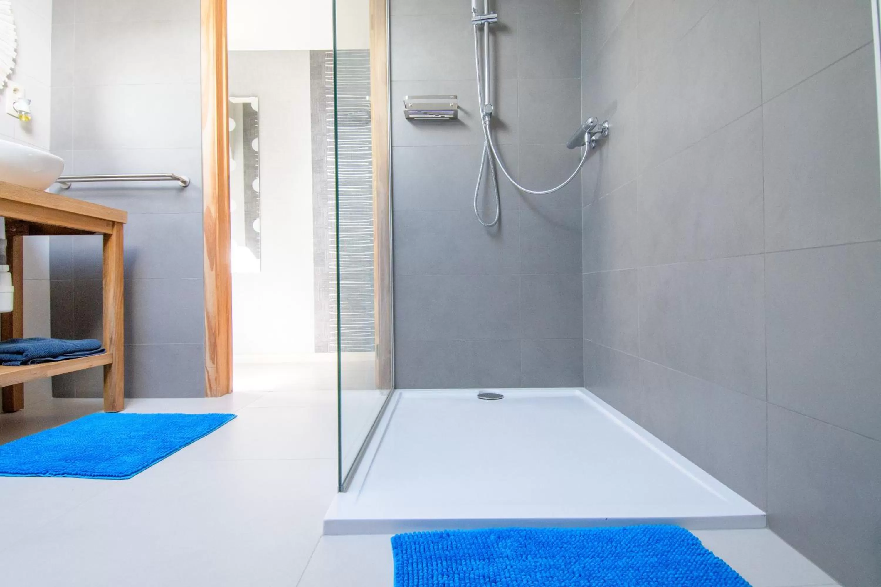 Shower, Bed in B&B La maison de Régine