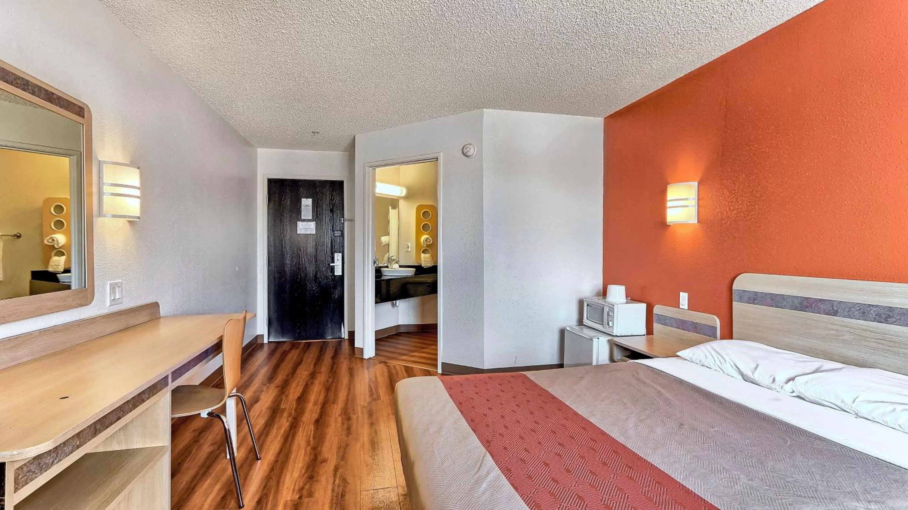 Photo of the whole room, Bed in Motel 6-Killeen, TX