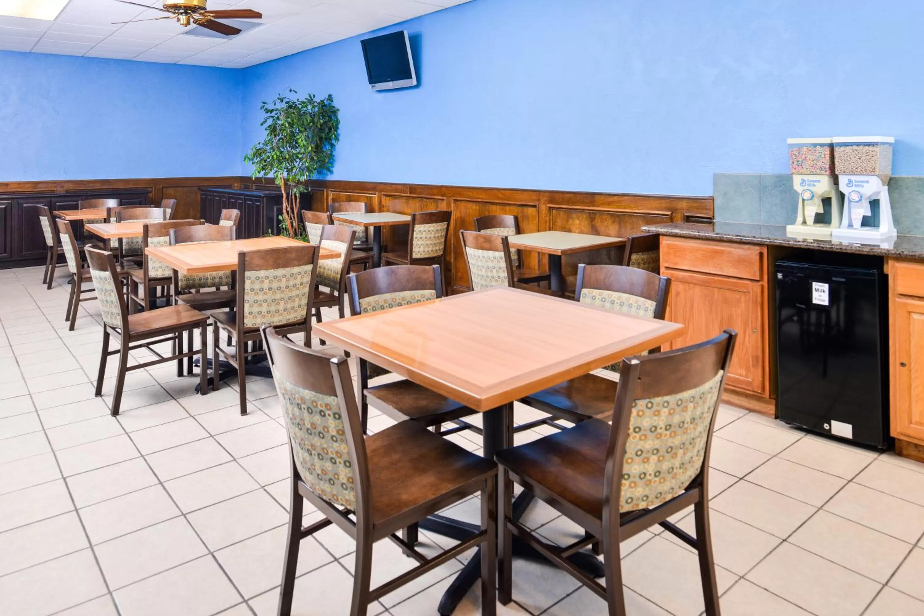 Dining area in Americas Best Value Inn Clute