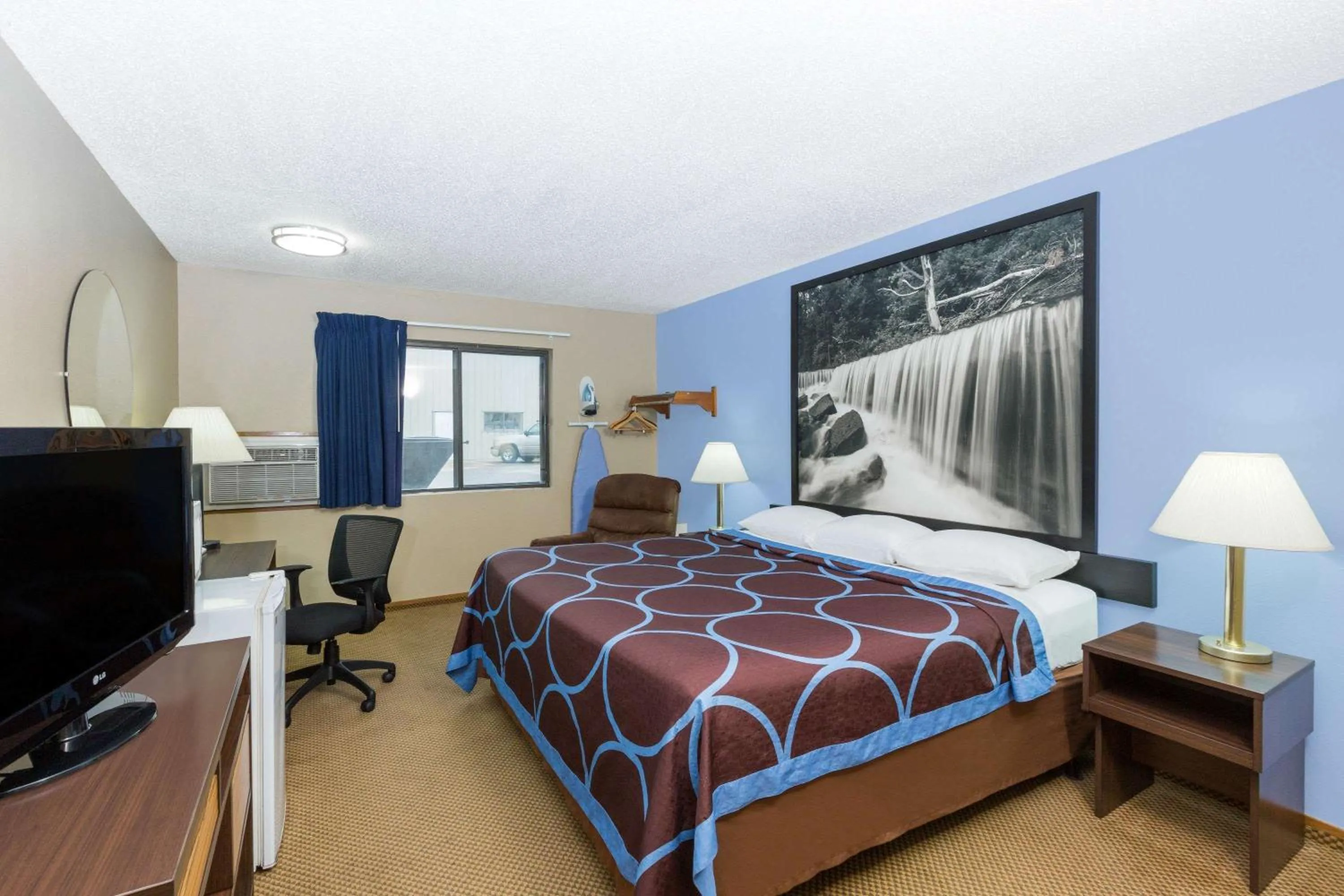 Photo of the whole room, Bed in Super 8 by Wyndham Manhattan KS