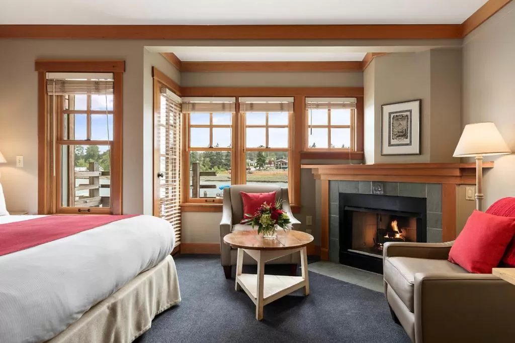 Bed in La Conner Channel Lodge