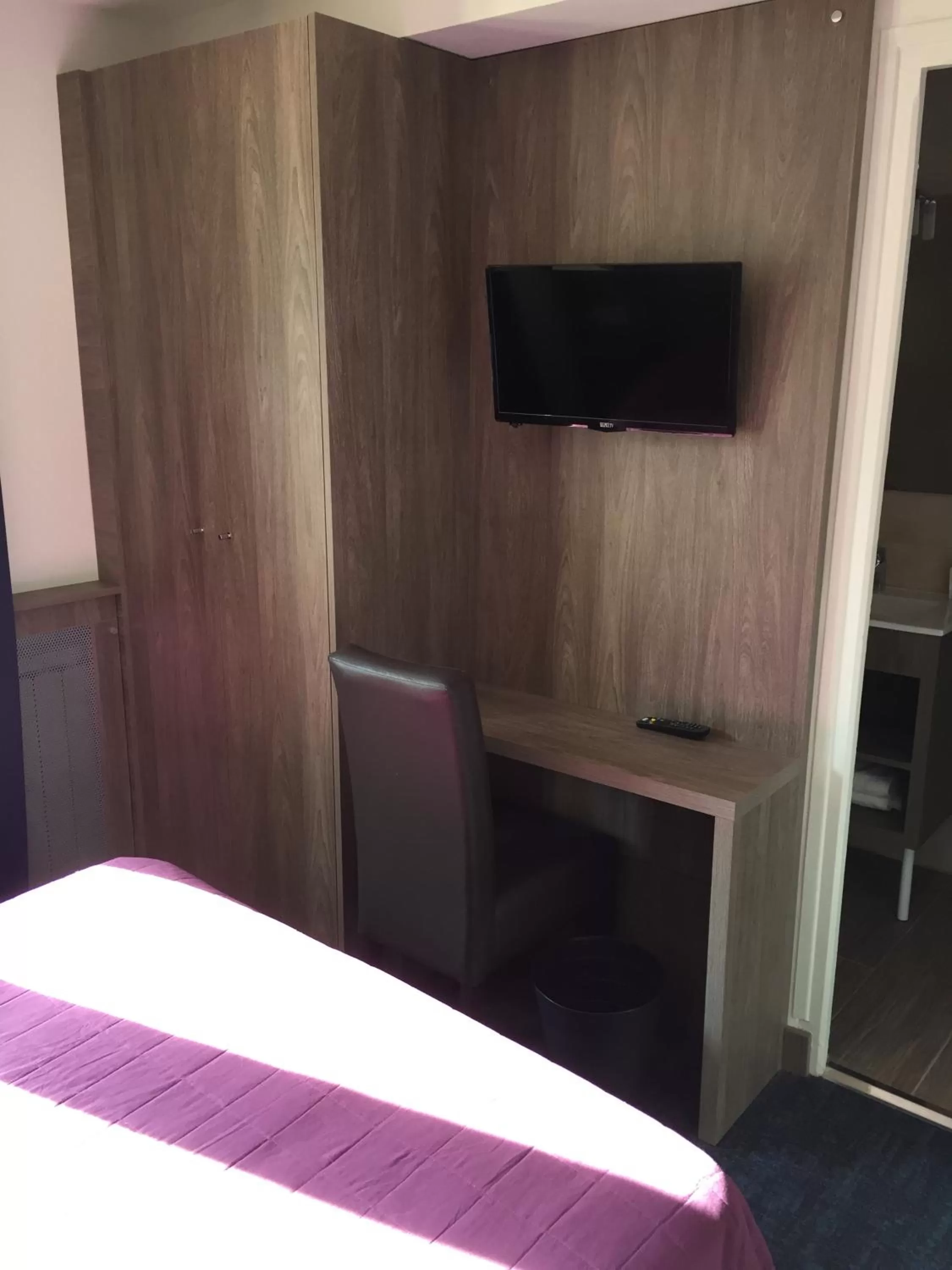 TV and multimedia, Bed in Hôtel Mont-Brison