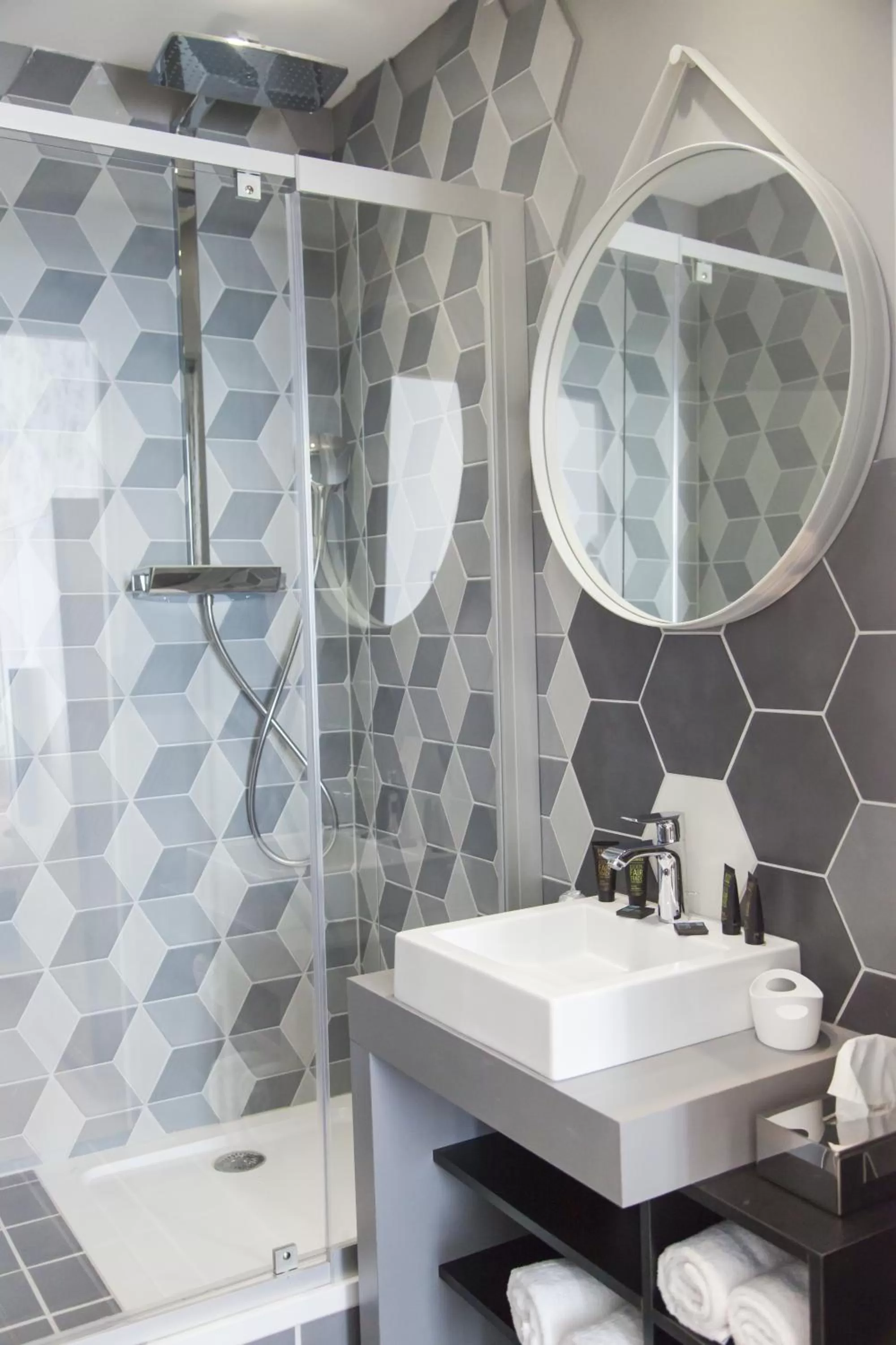 Family Double Room in The Originals Boutique, Hôtel Le Lion, Clermont-Ferrand