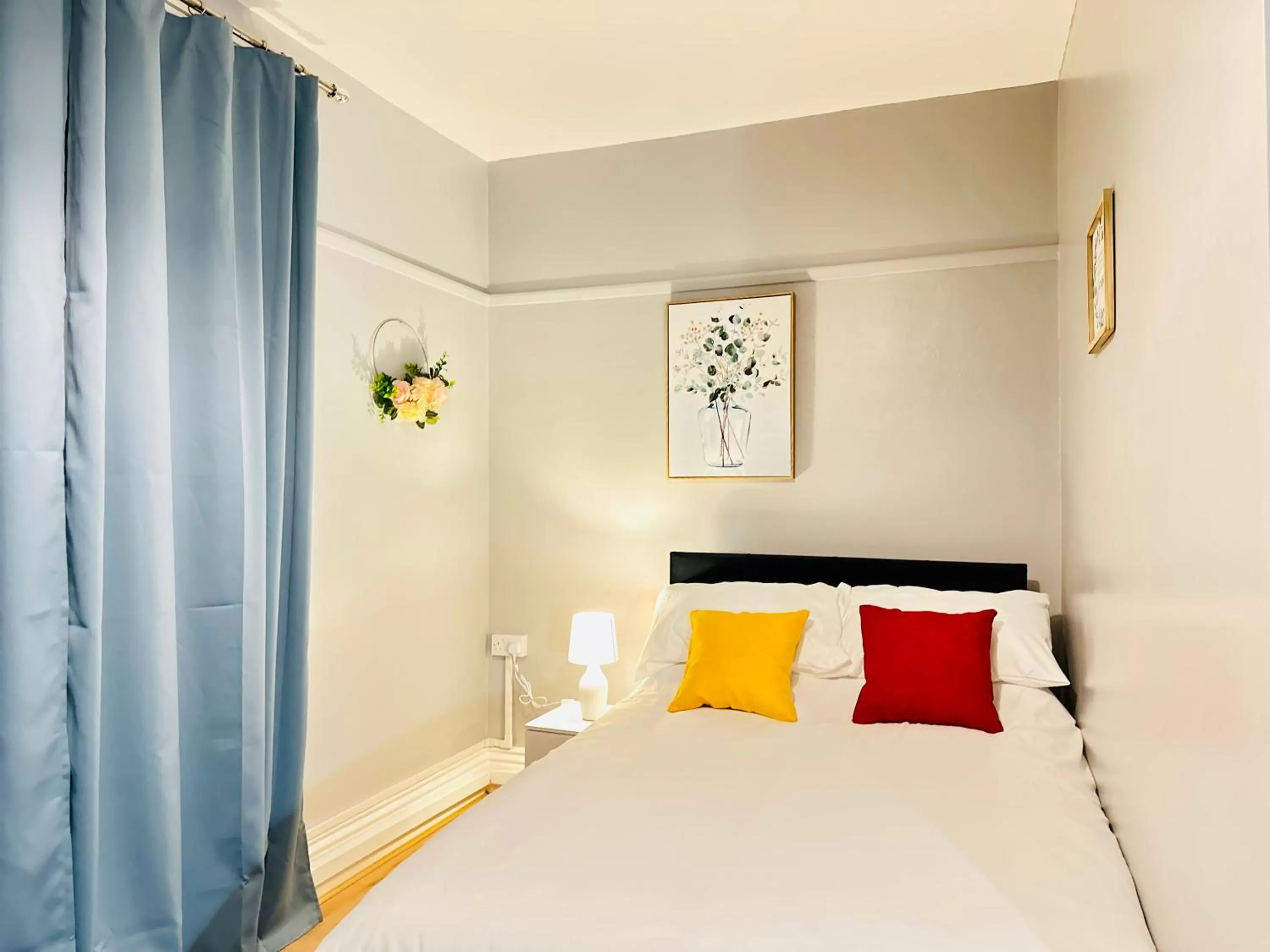 Bedroom, Bed in Sandys Holidays Home