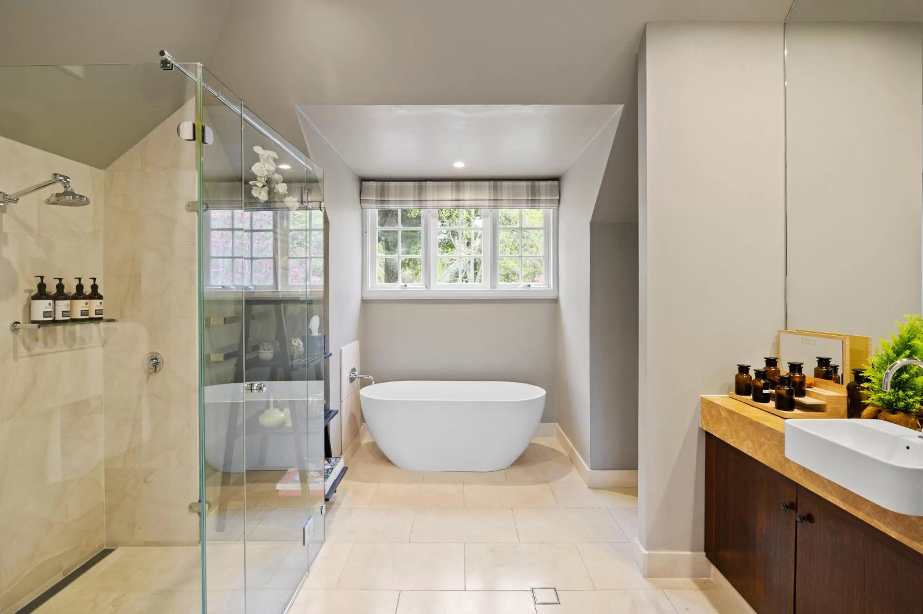 Shower in Parklands Country Gardens & Lodges Blue Mountains