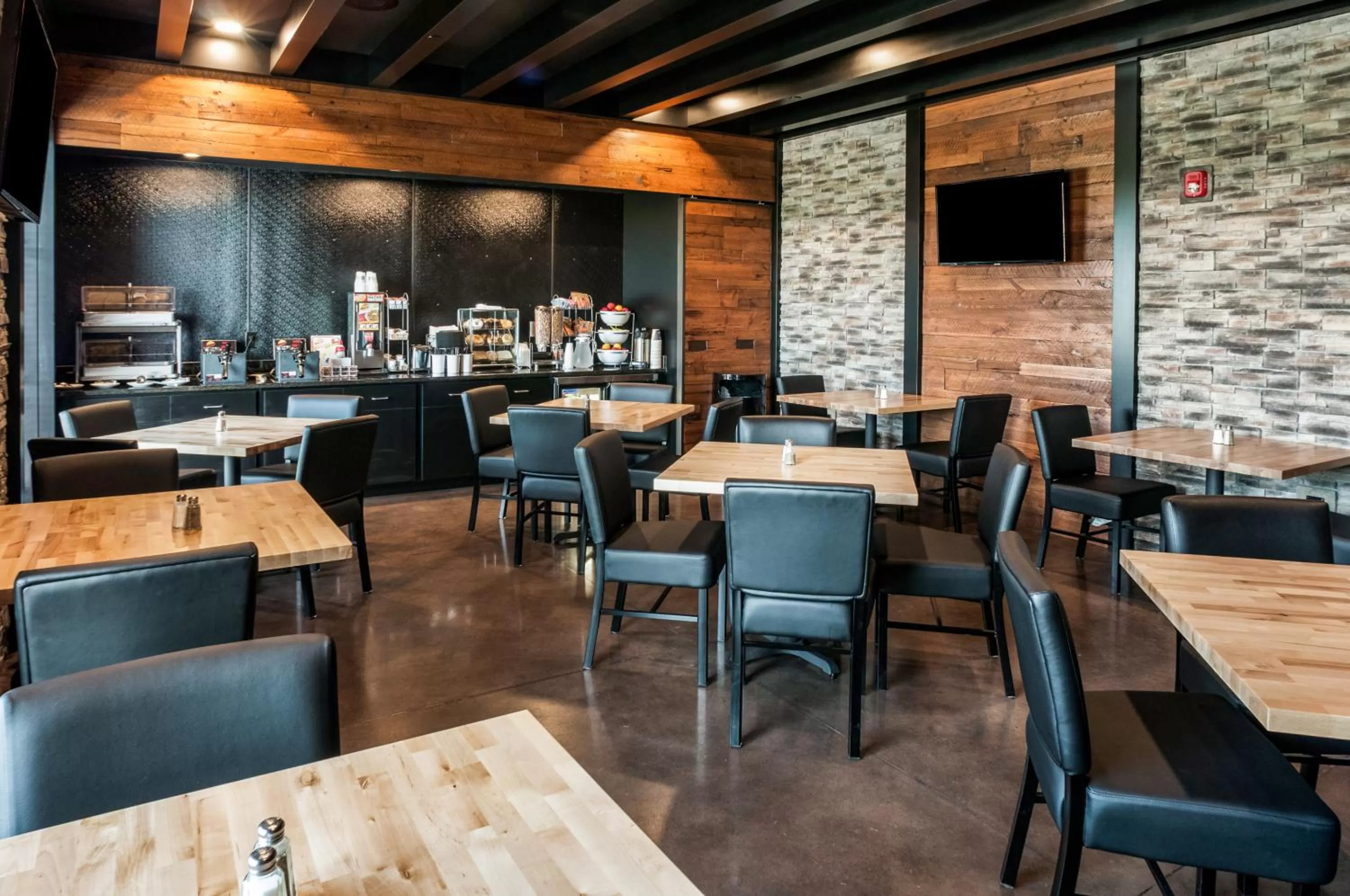 American breakfast in Cobblestone Hotel & Suites Appleton International Airport