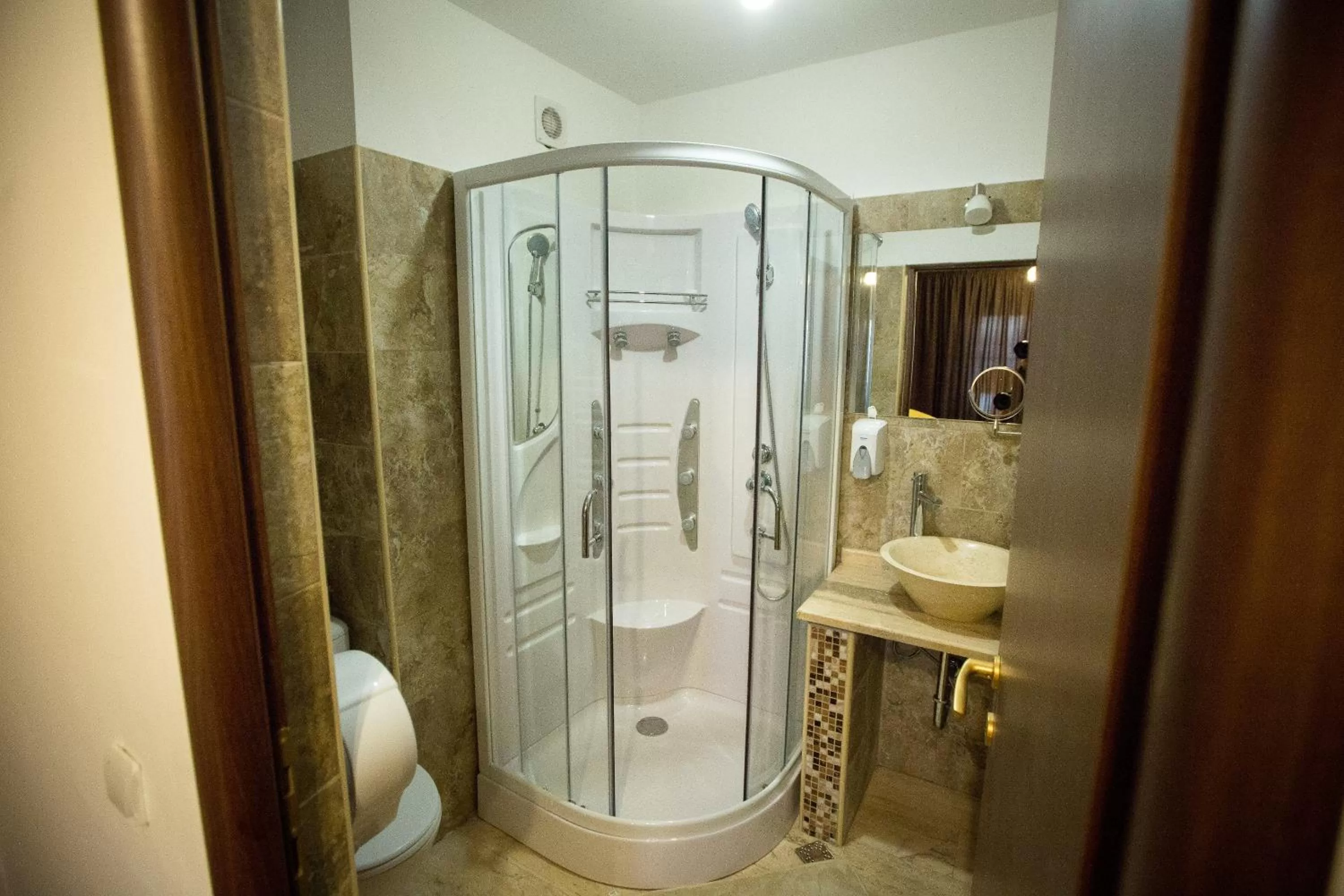 Deluxe Queen Room in MBI Travel Inn