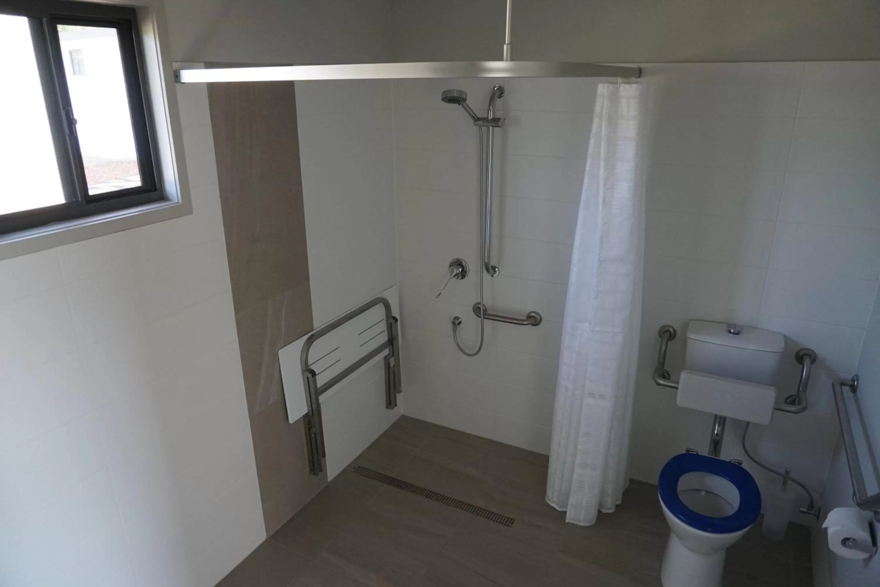 Shower in Narangba Motel (formerly Brisbane North B&B and Winery)