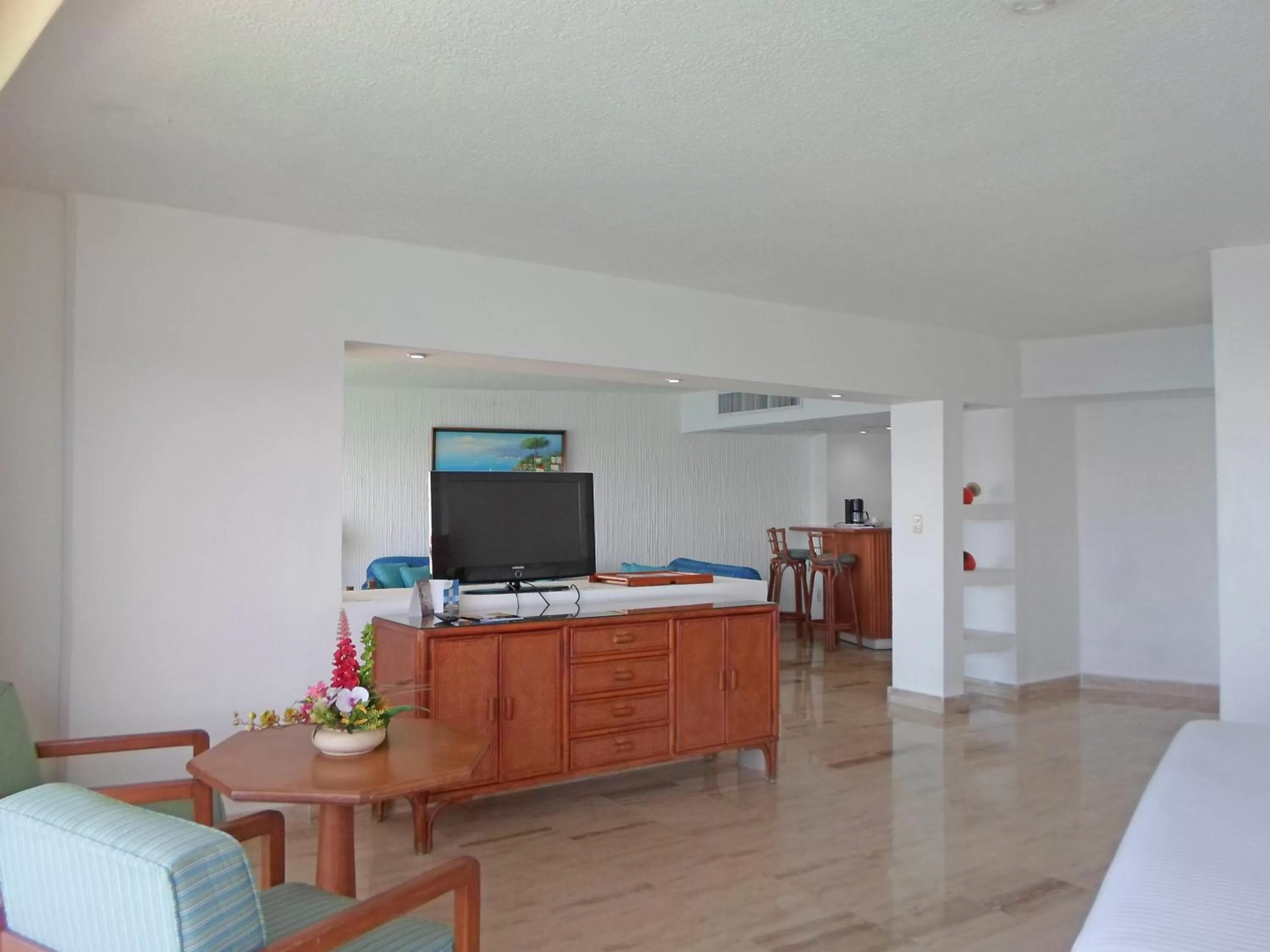 Photo of the whole room, TV/Entertainment Center in Calinda Beach Acapulco