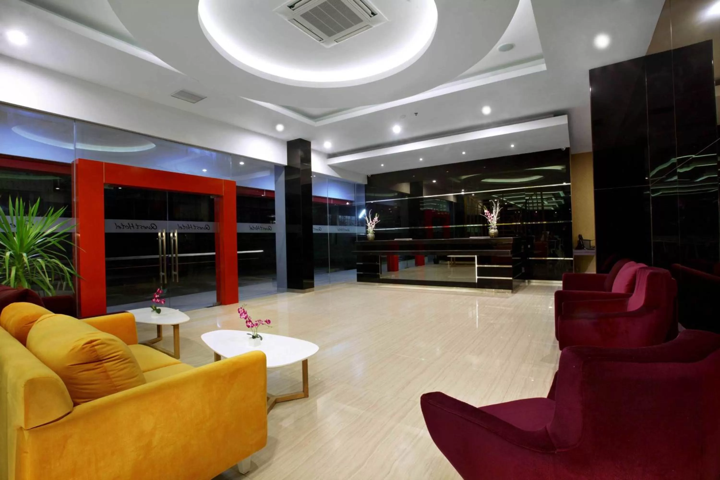 Lobby or reception in Quest Hotel Balikpapan by ASTON