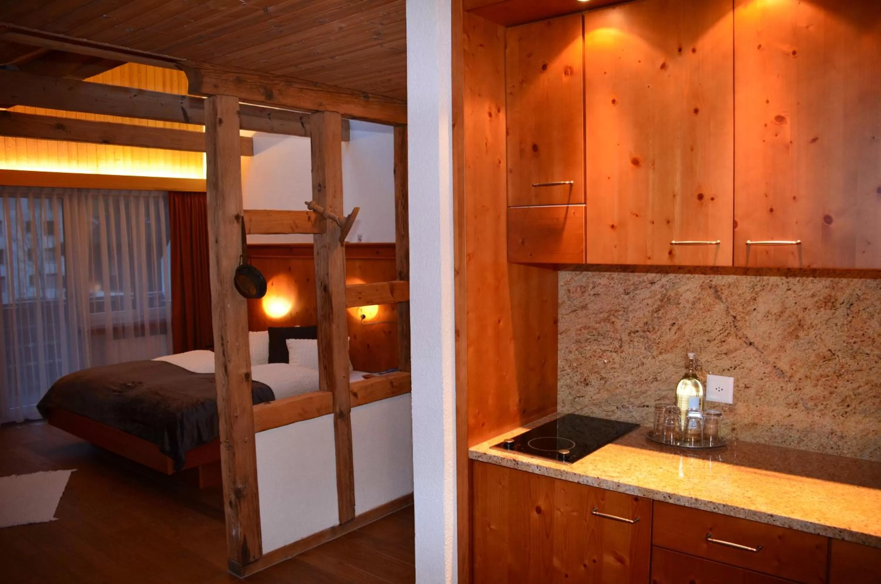 Kitchen or kitchenette, Bed in Hotel Belmont