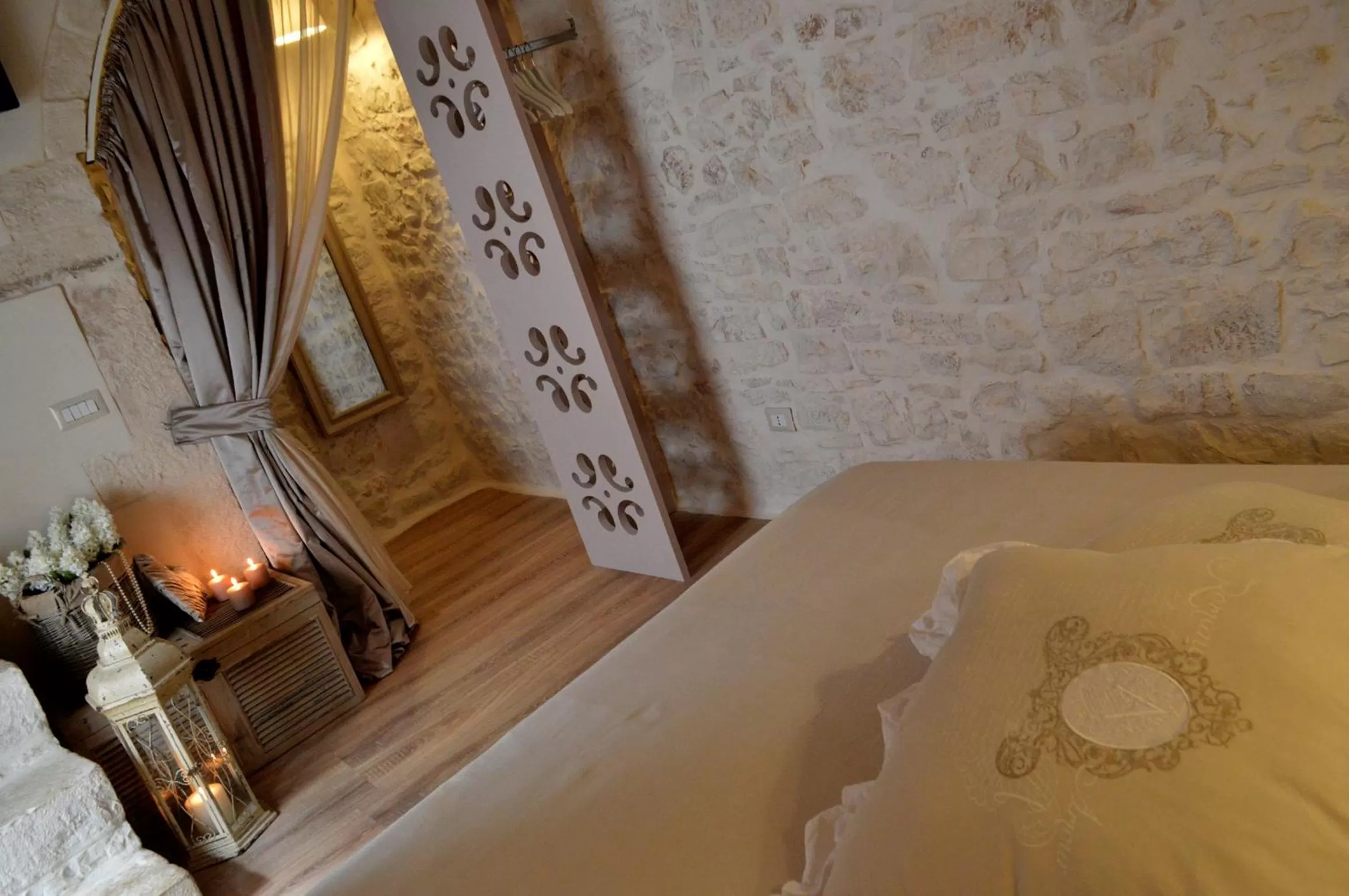 Decorative detail, Bed in Albergo Diffuso Dimora Rossi B&B