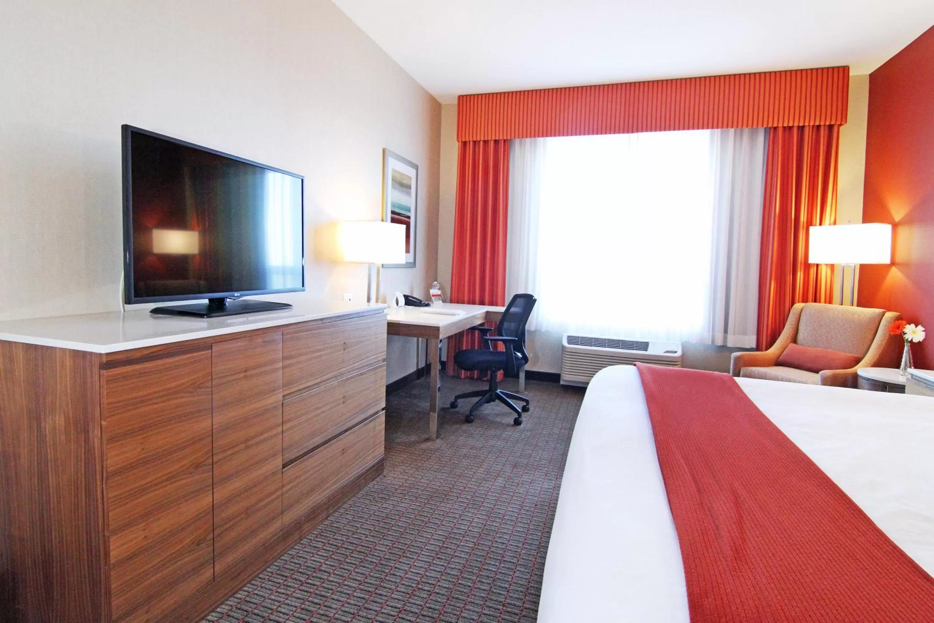 Photo of the whole room, Bed in Holiday Inn Express and Suites Calgary University by IHG