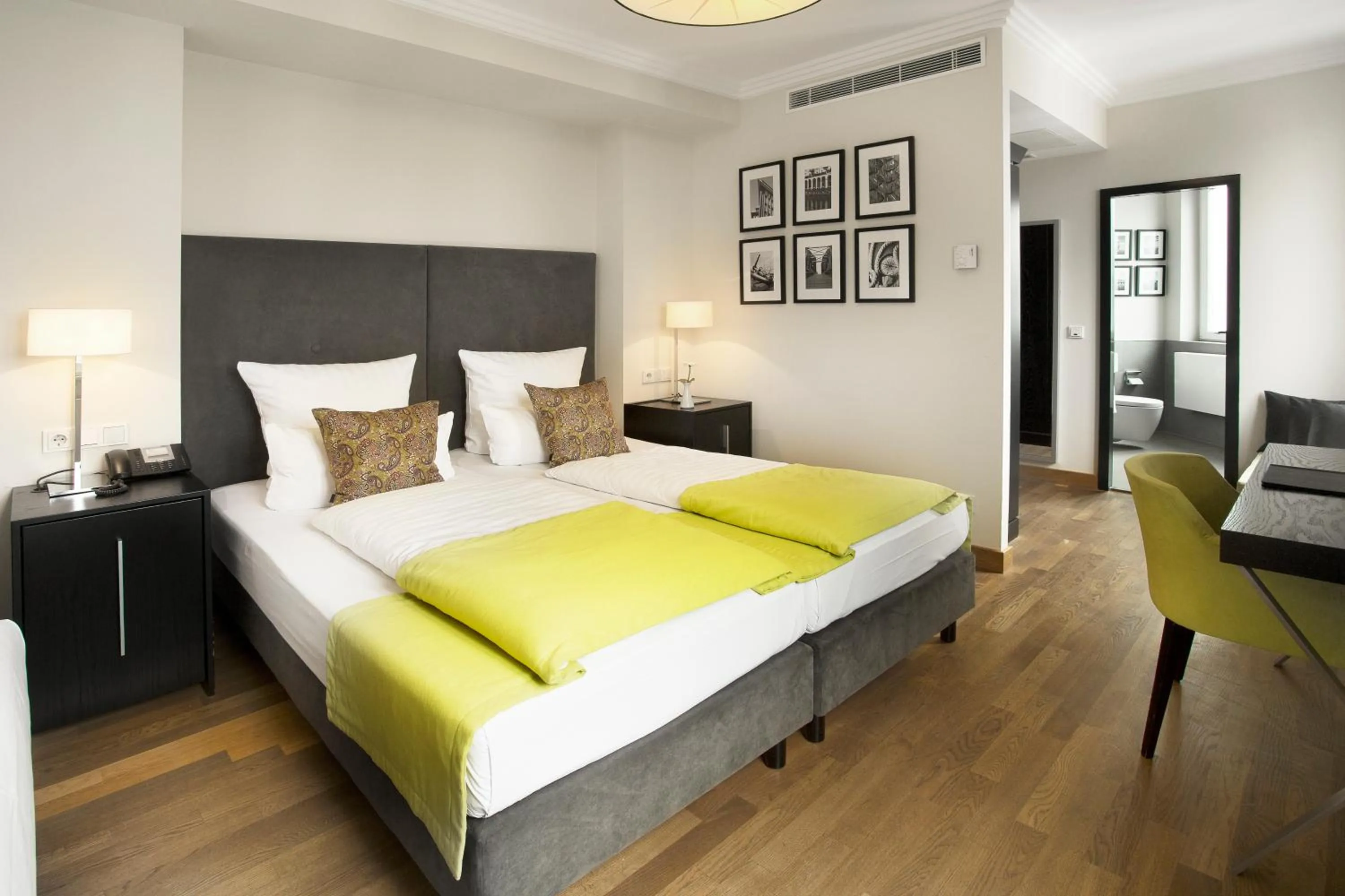 Photo of the whole room, Bed in Hotel Hamburger Hof