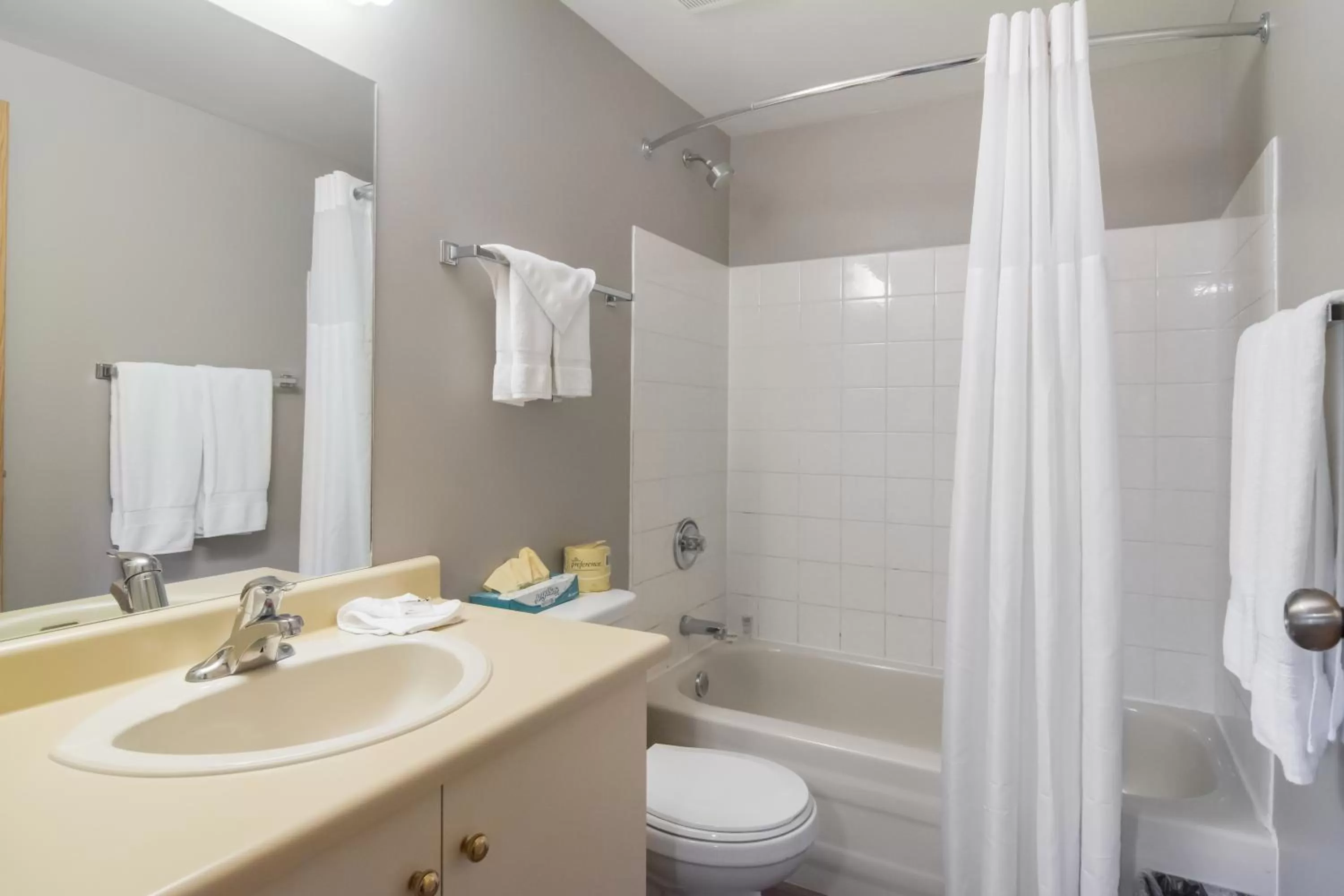 Shower in Motel 6-Saanichton, BC - Victoria Airport