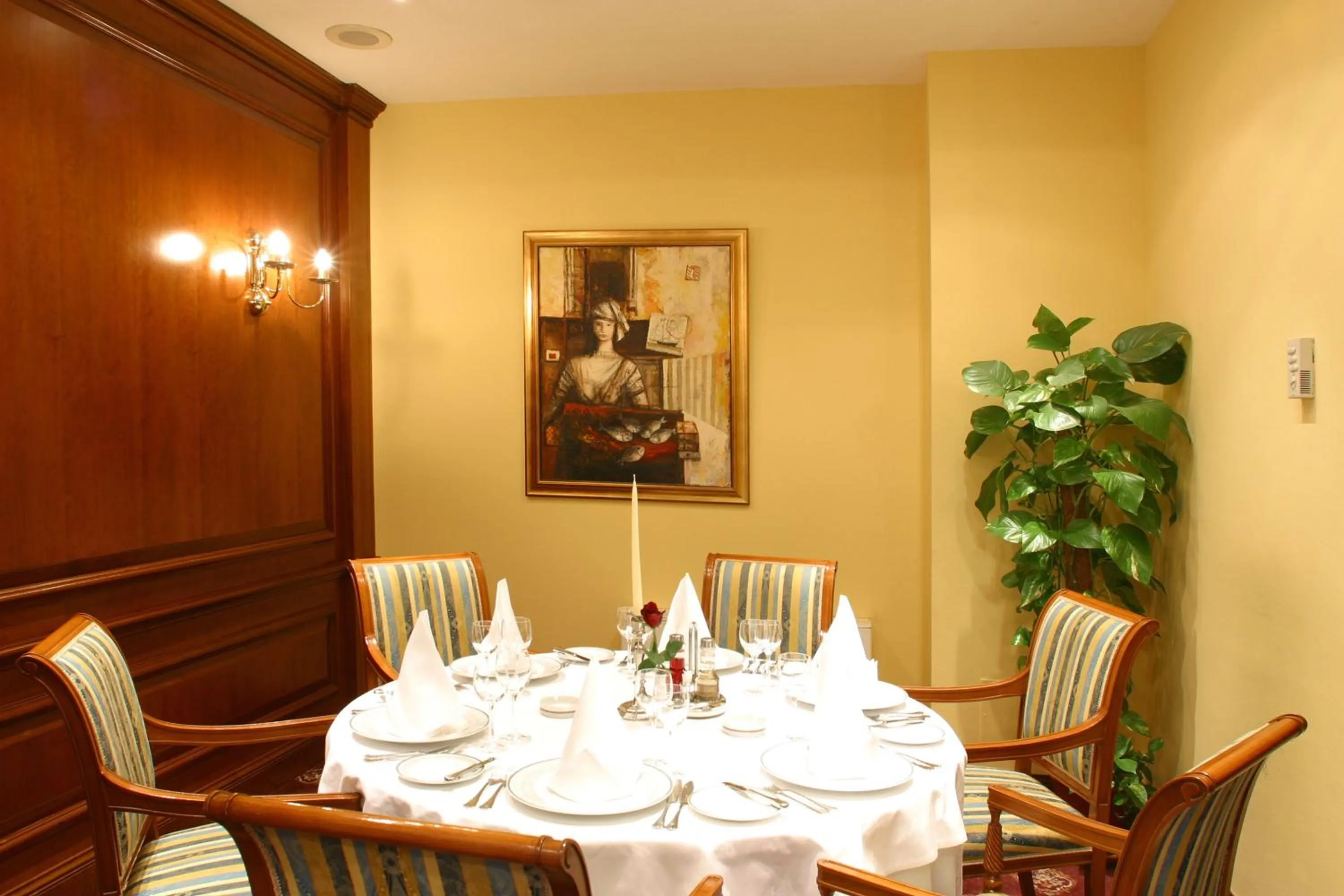 Restaurant/places to eat in Hotel AS