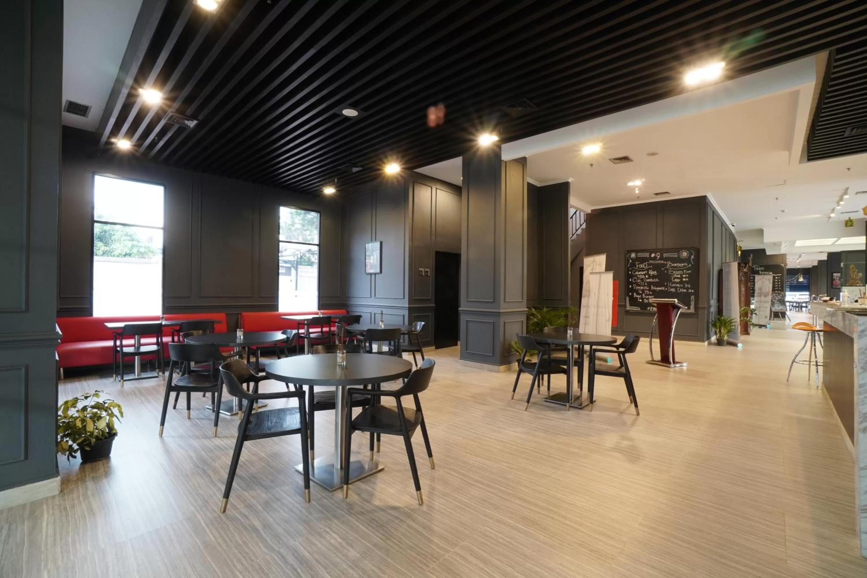 Lounge or bar in Swiss-Belinn Cawang