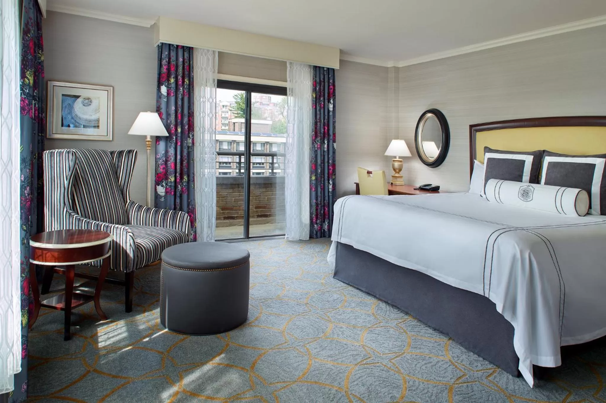 Photo of the whole room, Bed in Omni Shoreham Hotel
