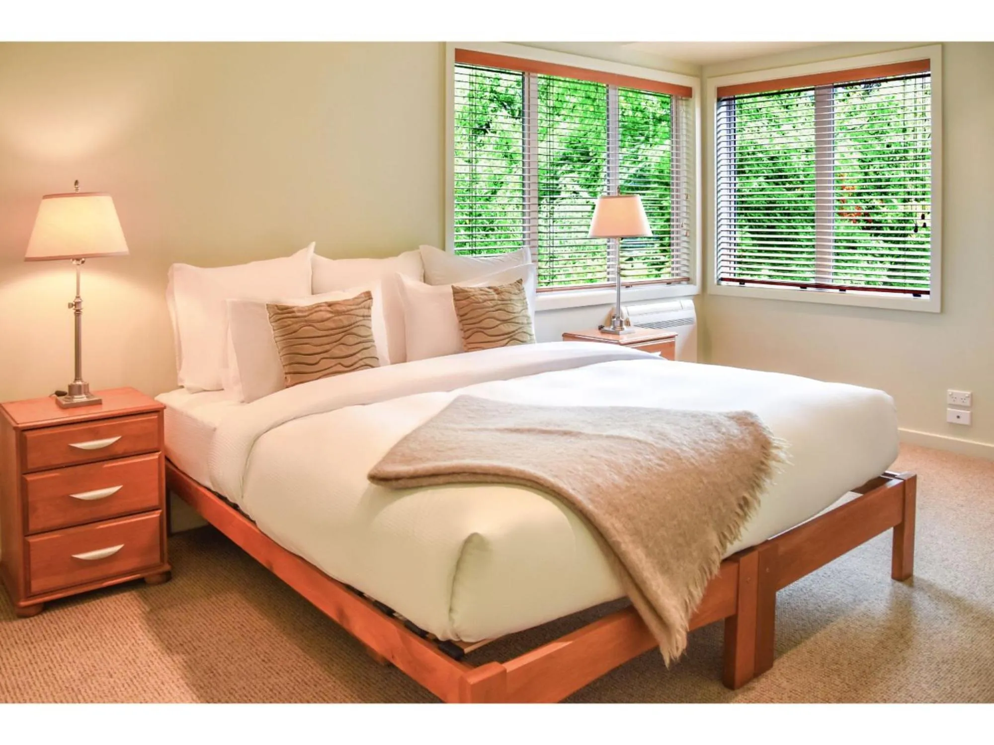 Bedroom, Bed in River Birches