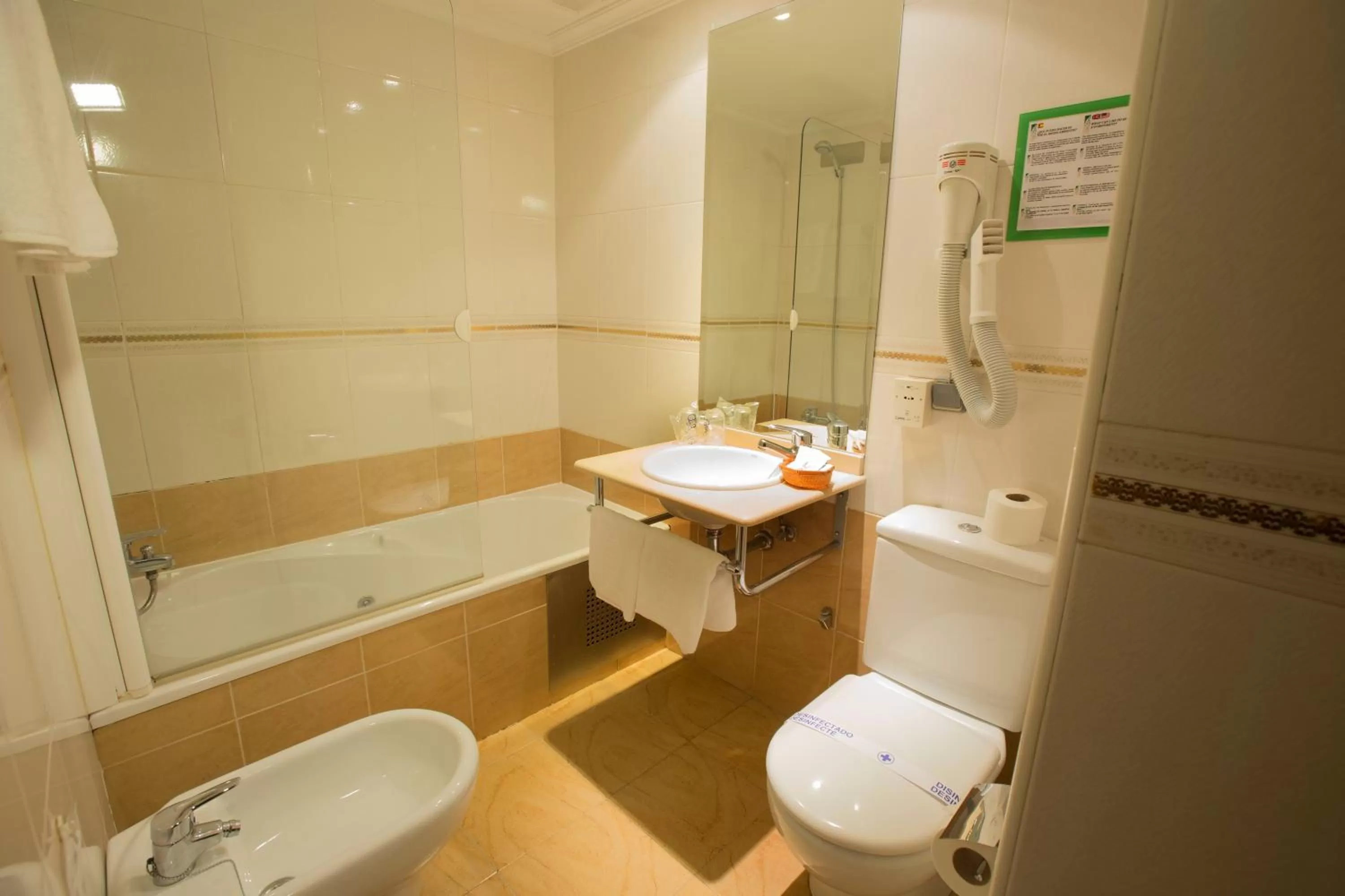 Bathroom in Hotel Reyes Catolicos