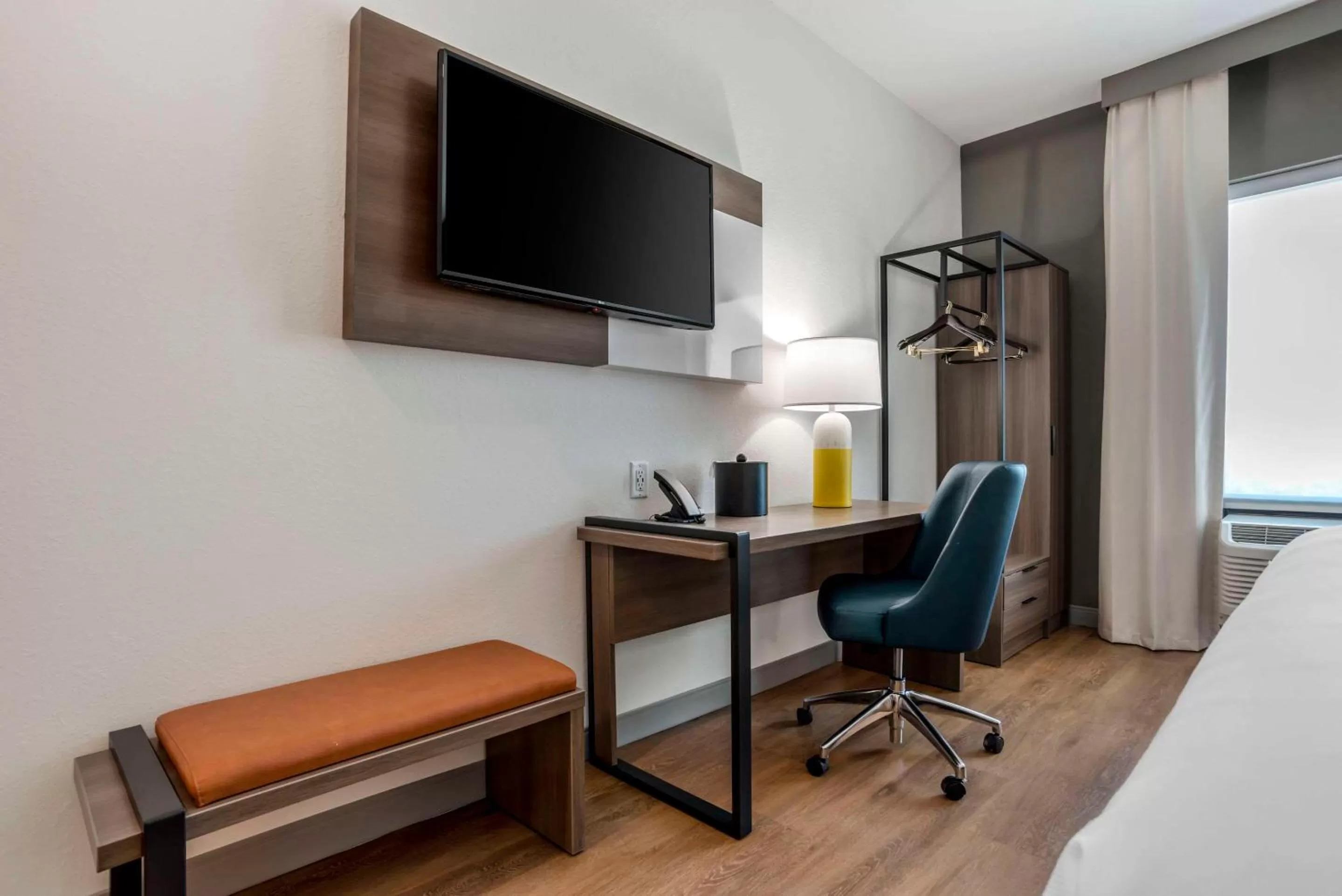 TV and multimedia, Bed in Comfort Inn & Suites Panama City Beach - Pier Park Area