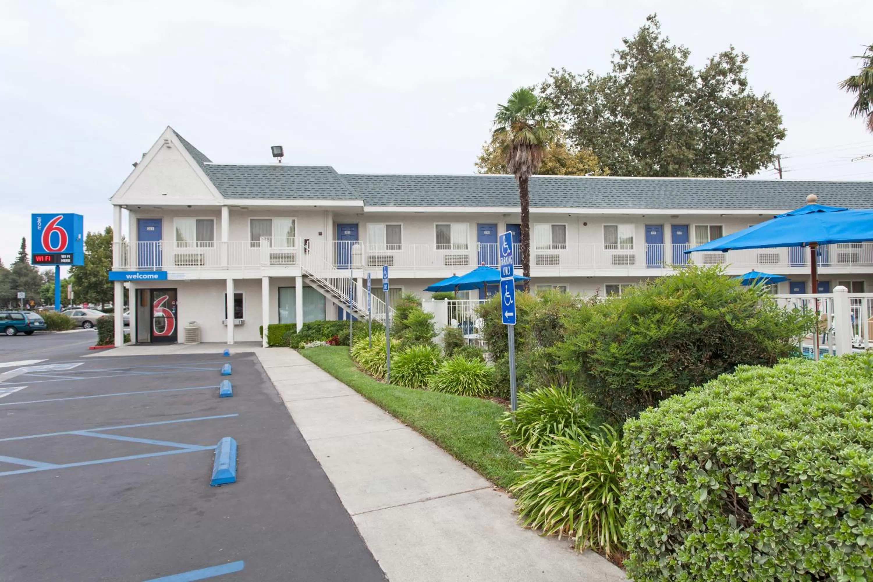 Facade/entrance in Motel 6-Sacramento, CA - Central