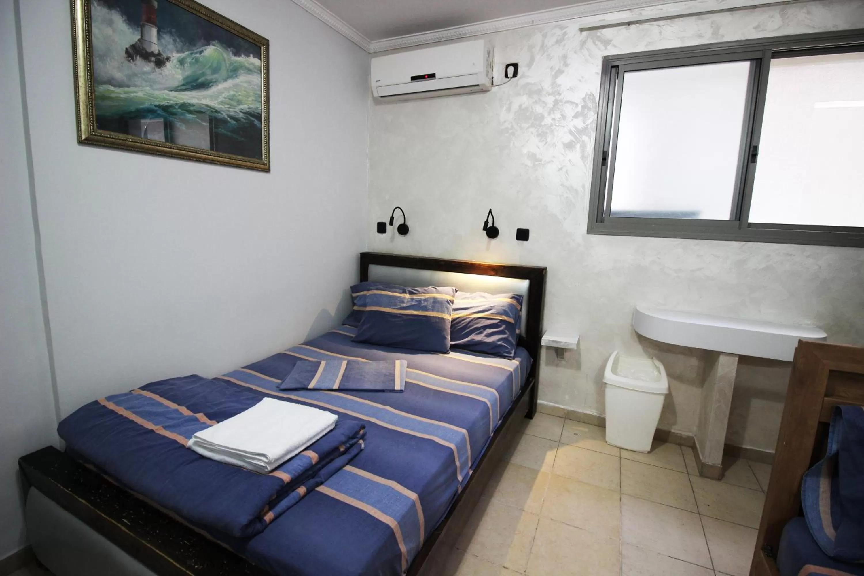 Living room, Bed in Sunset Inn