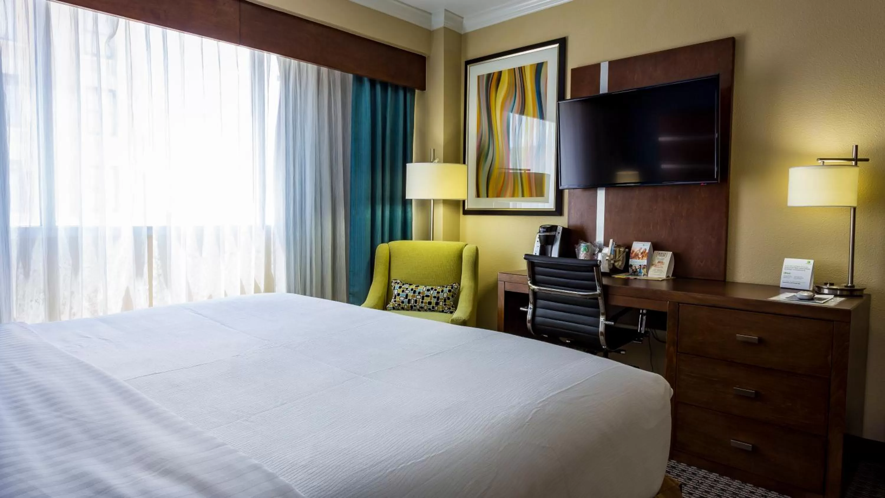 Photo of the whole room, Bed in Holiday Inn Houston Downtown by IHG