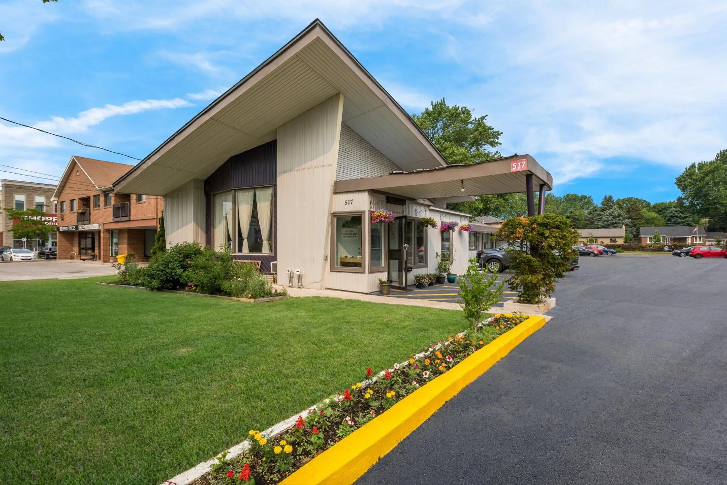 Property building in Knights Inn Burlington