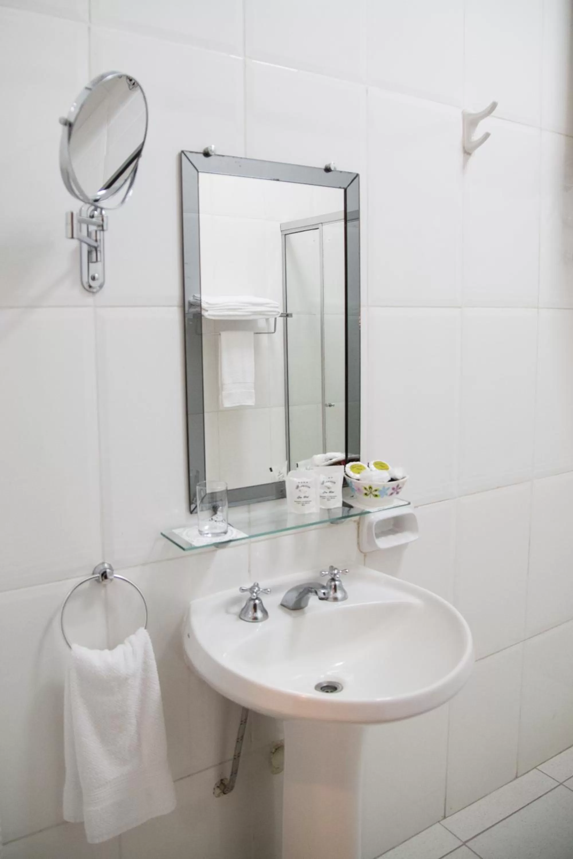 Shower in Asunción Gran Hotel