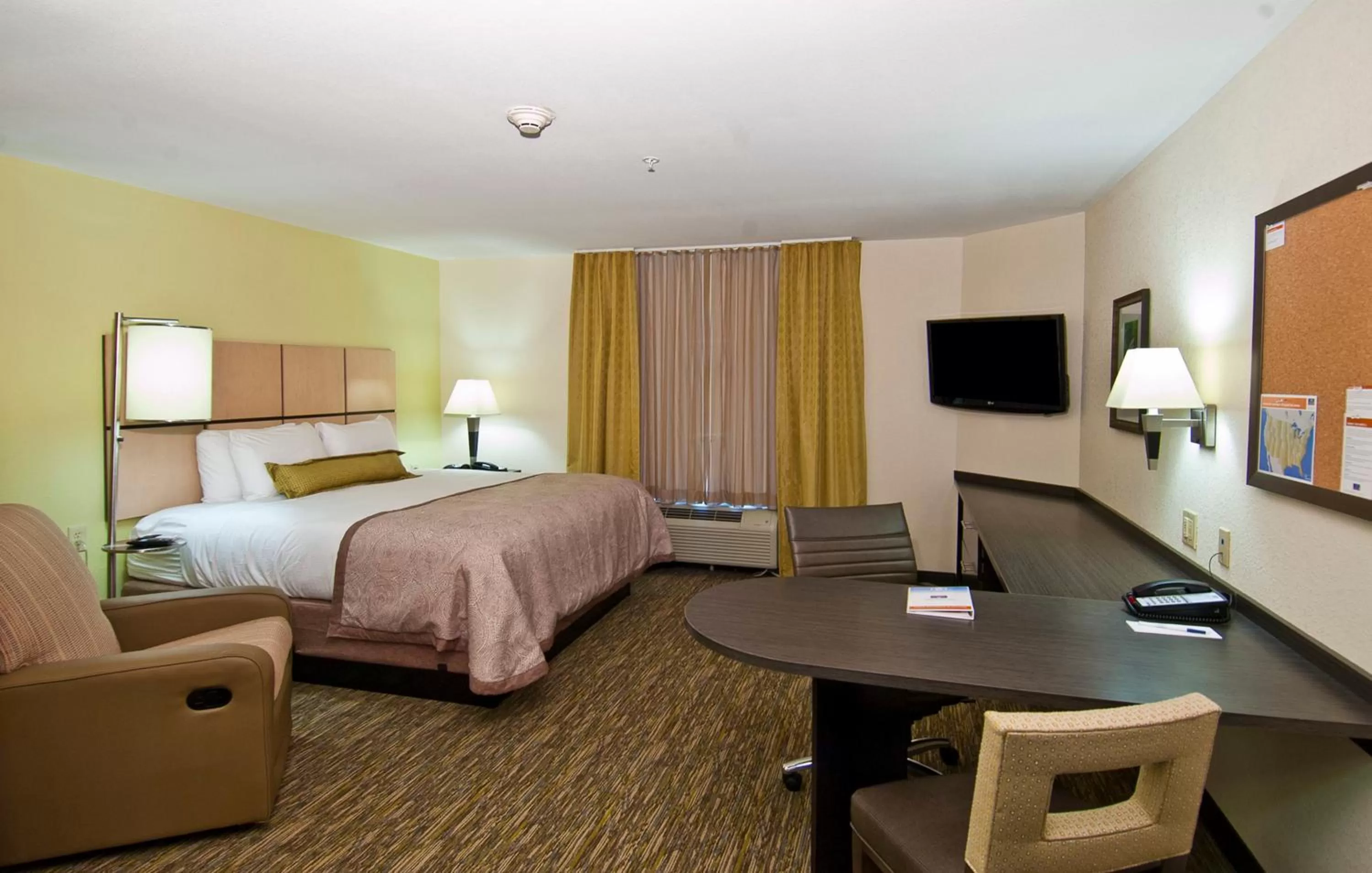 King Studio Suite with Mobility Accessible Tub - Non-Smoking in Candlewood Suites Tupelo, an IHG Hotel