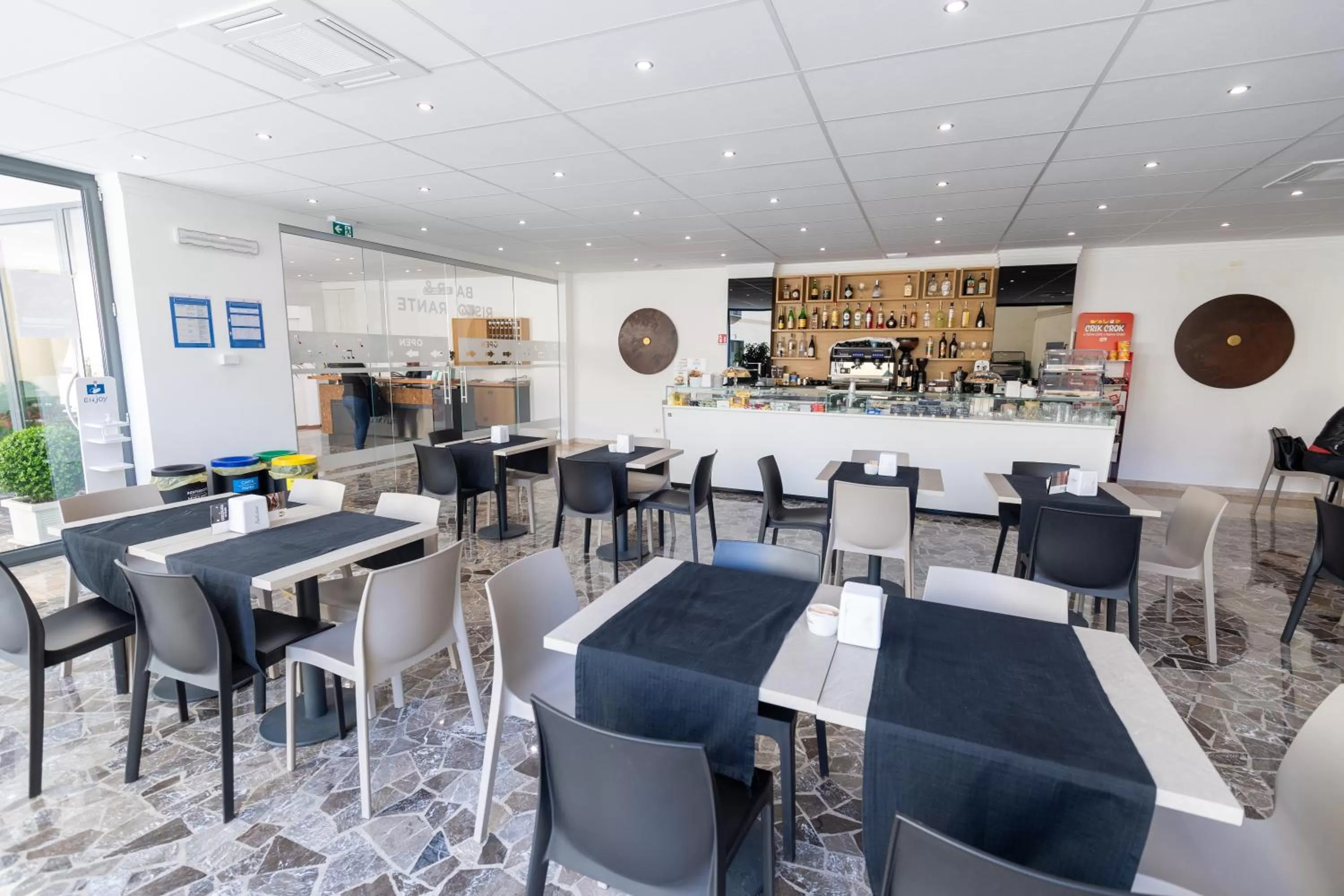 Restaurant/places to eat in Hotel Auditorium