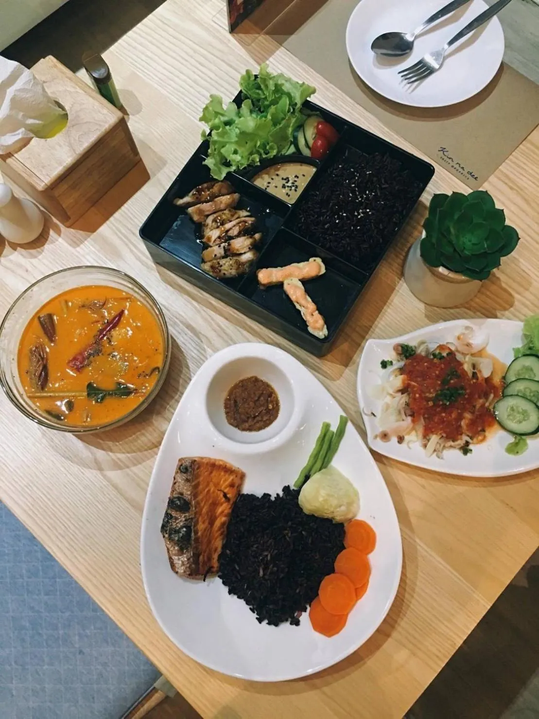 Kinnon Deluxe Hostel Coworking Cafe