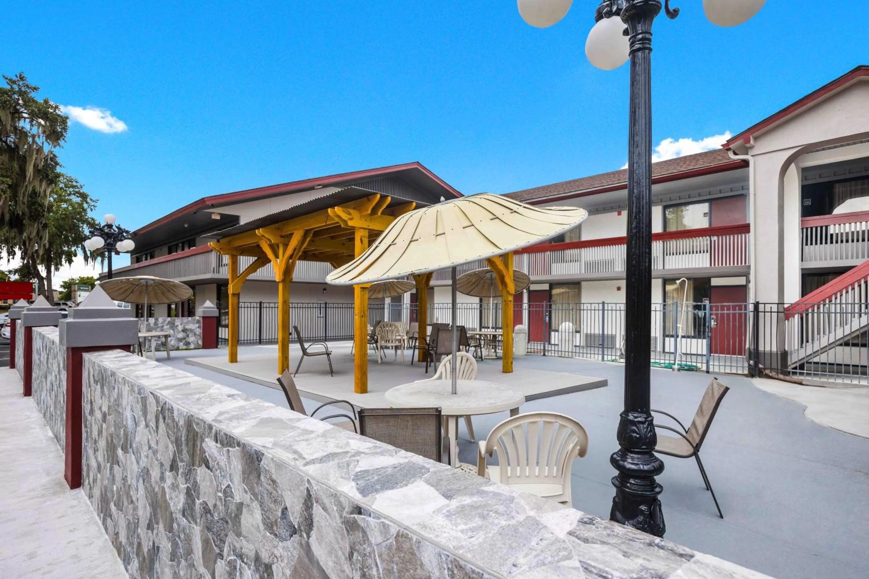 Property building in Red Roof Inn Savannah – Southside/Midtown