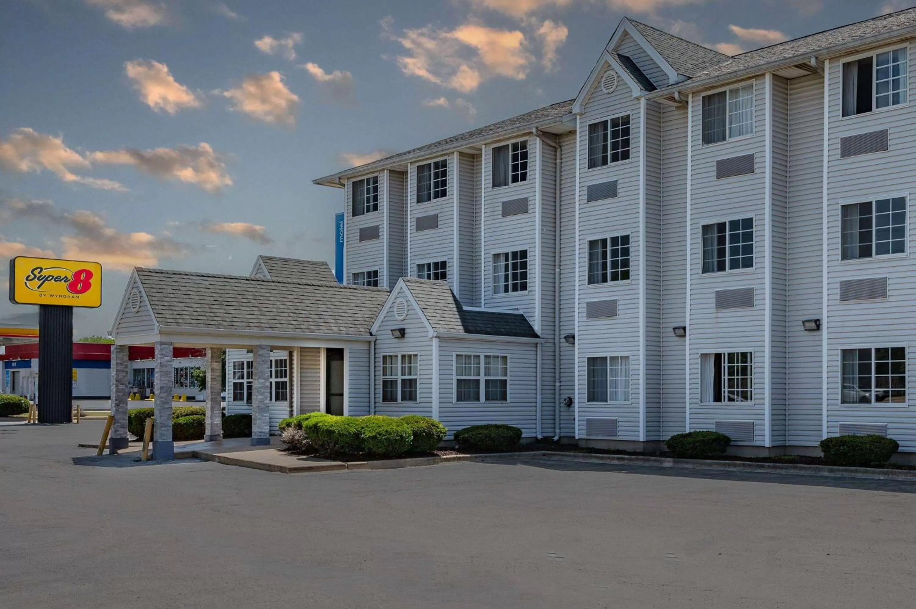 Property building in Super 8 by Wyndham Joliet