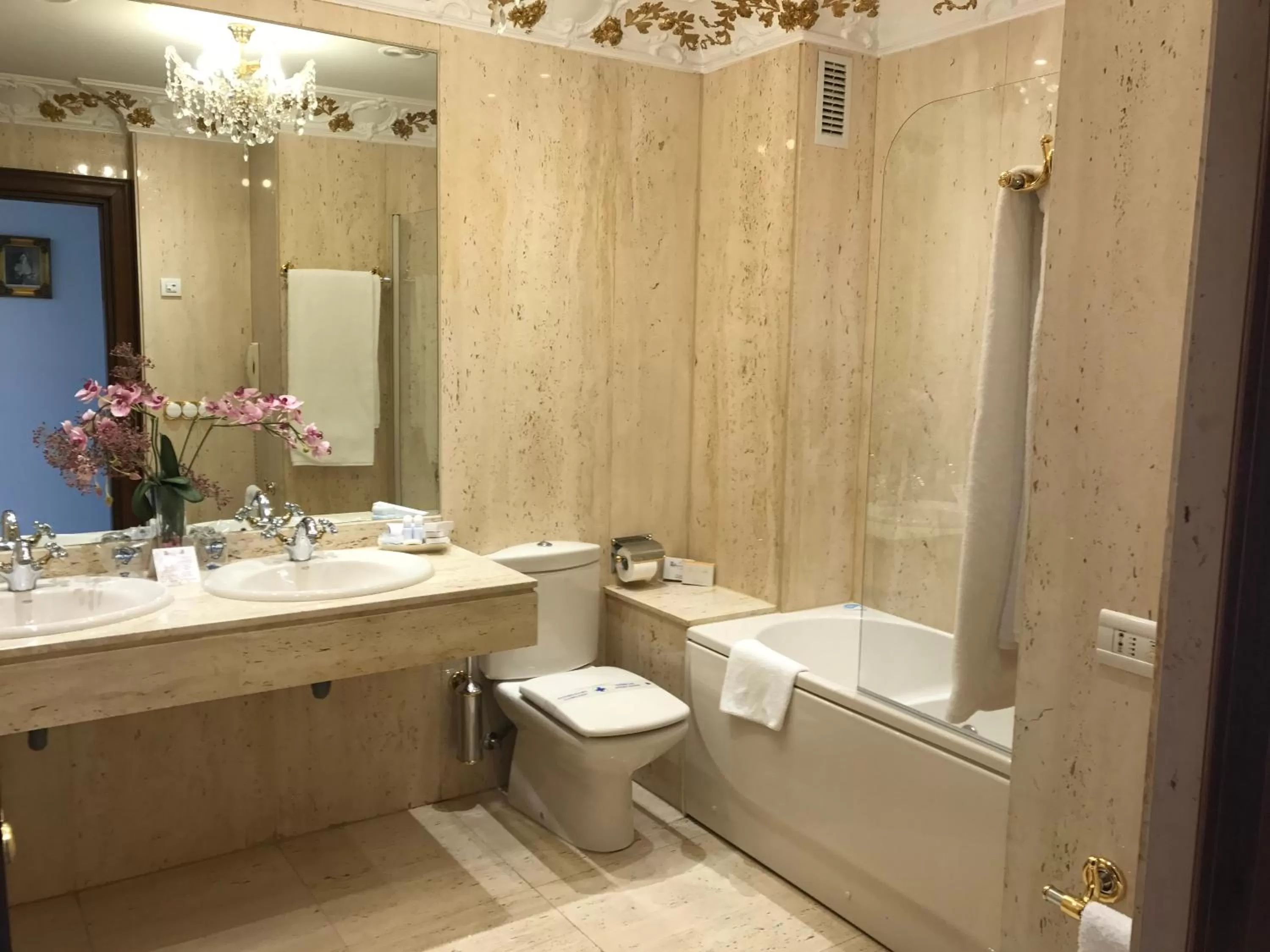 Bathroom in Artheus Carmelitas Salamanca