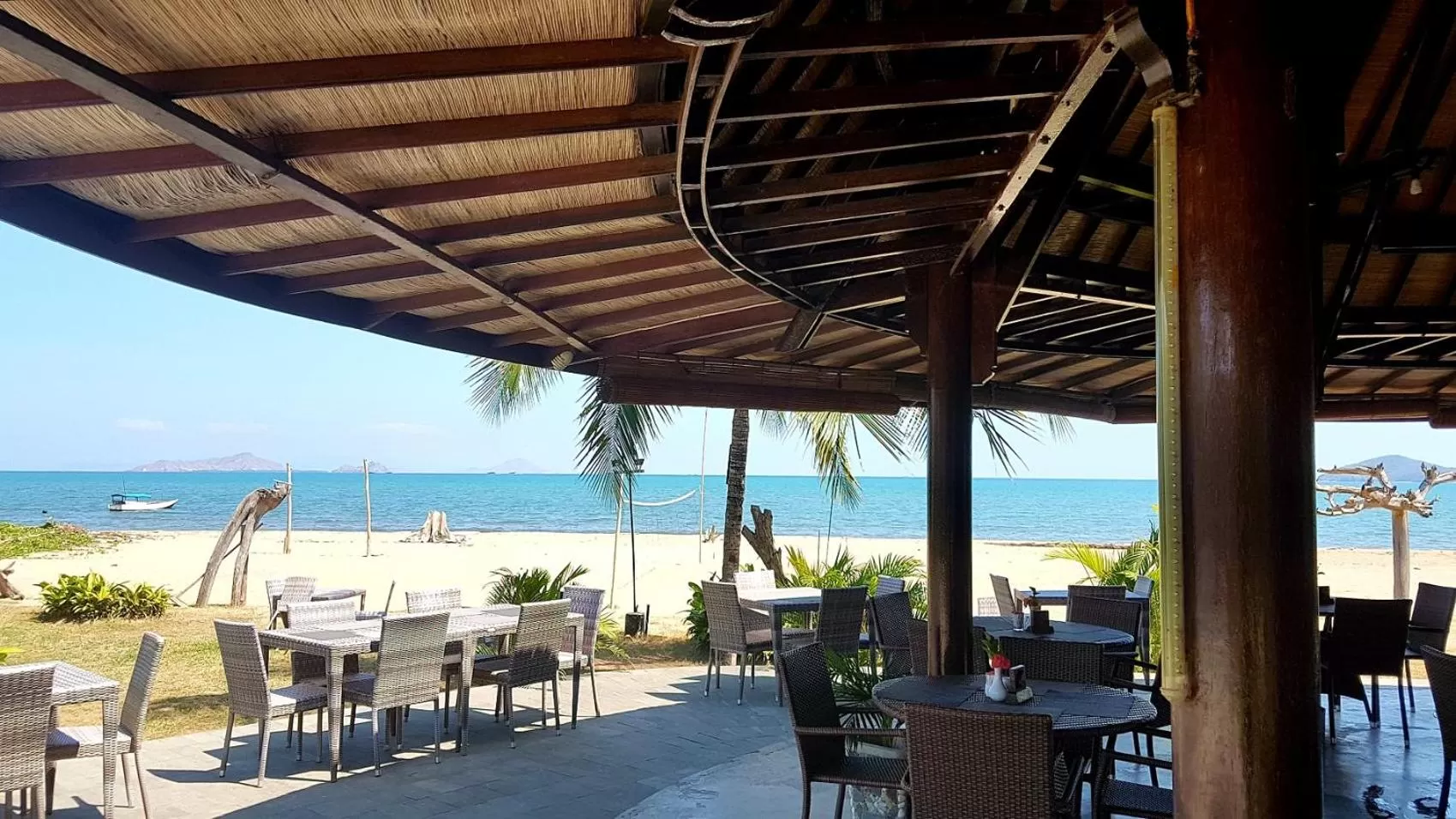 Restaurant/places to eat in Luwansa Beach Hotel