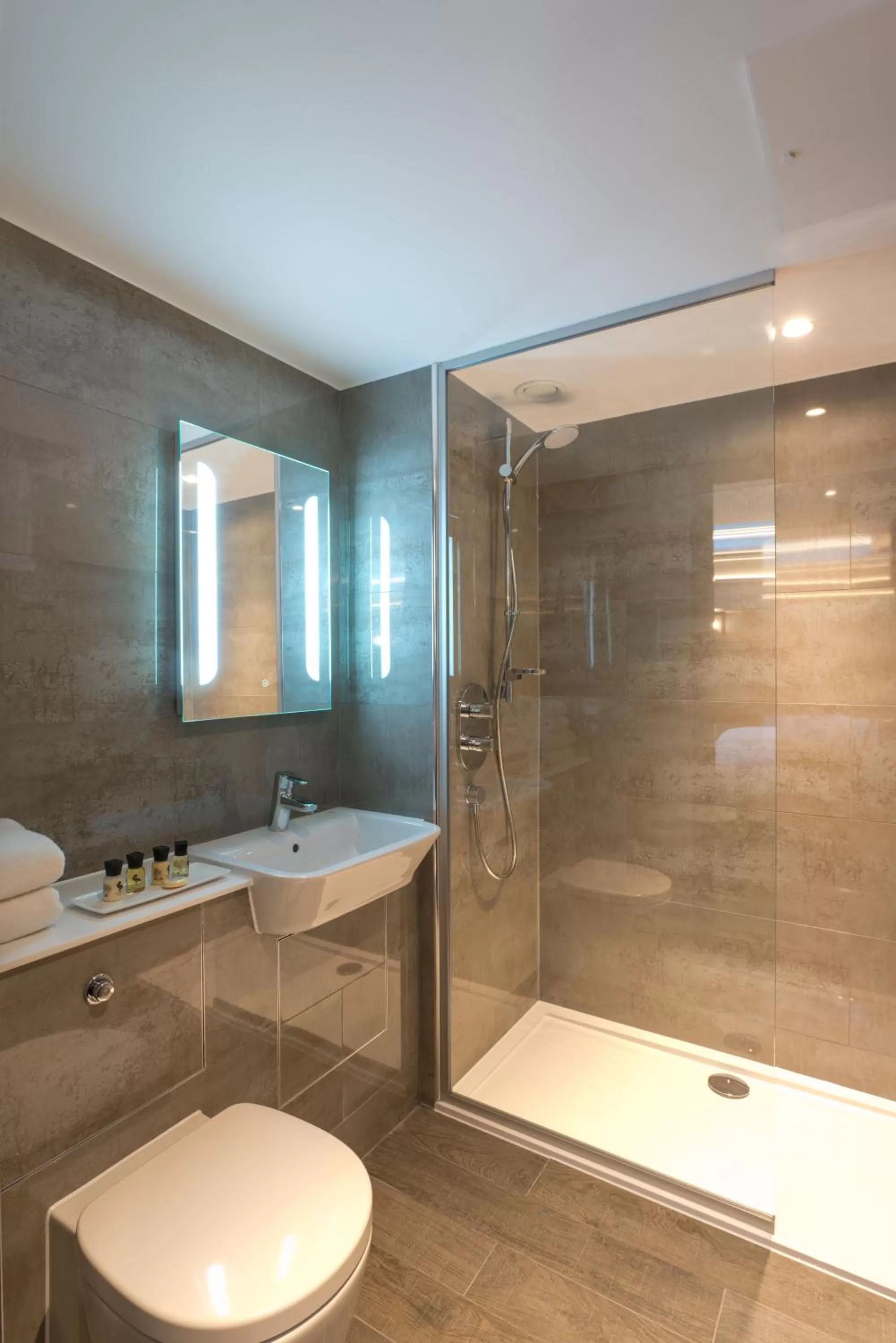 Shower in Camden Enterprise Hotel