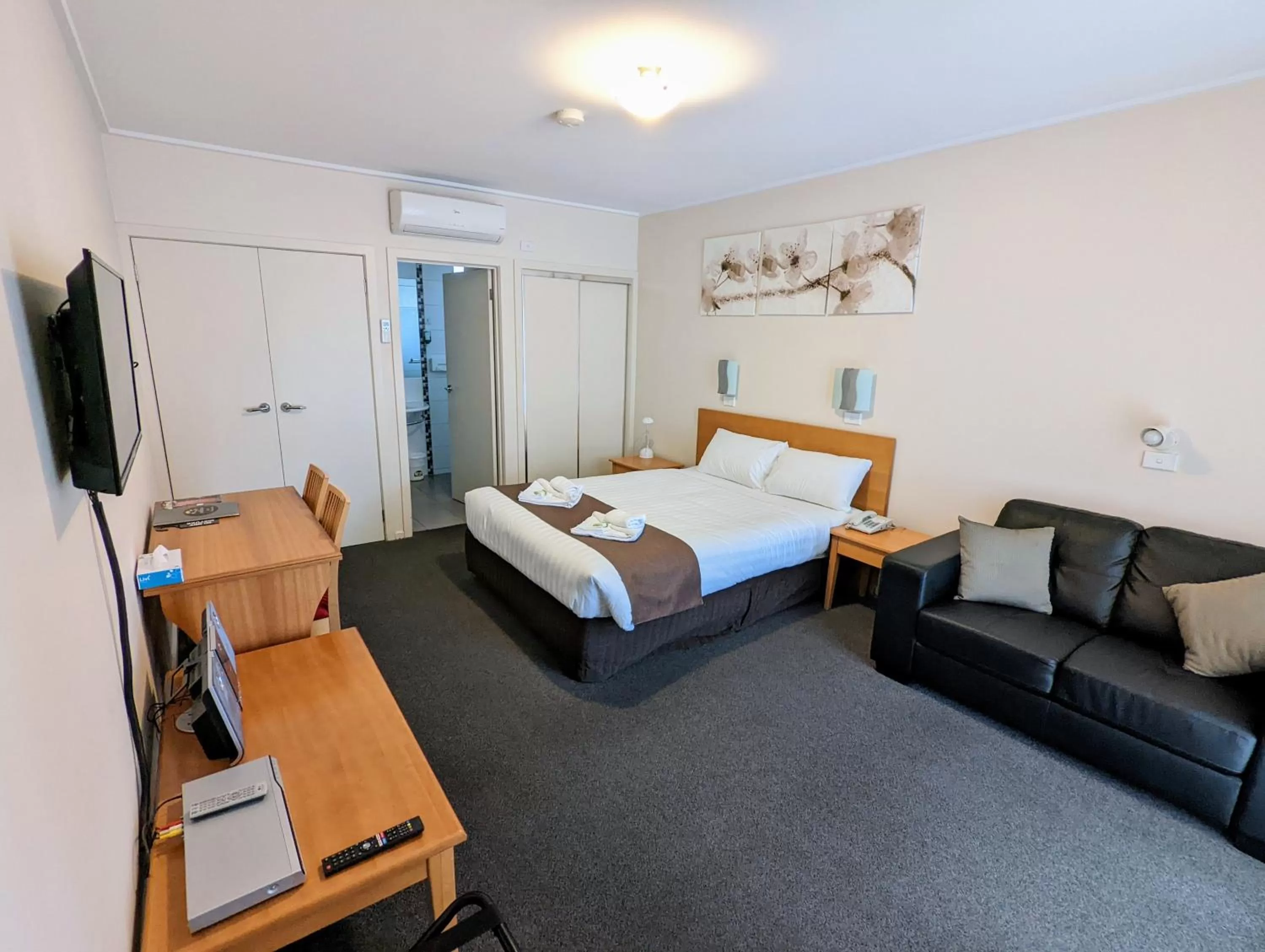 Bed in Homestead Motor Inn & Apartments