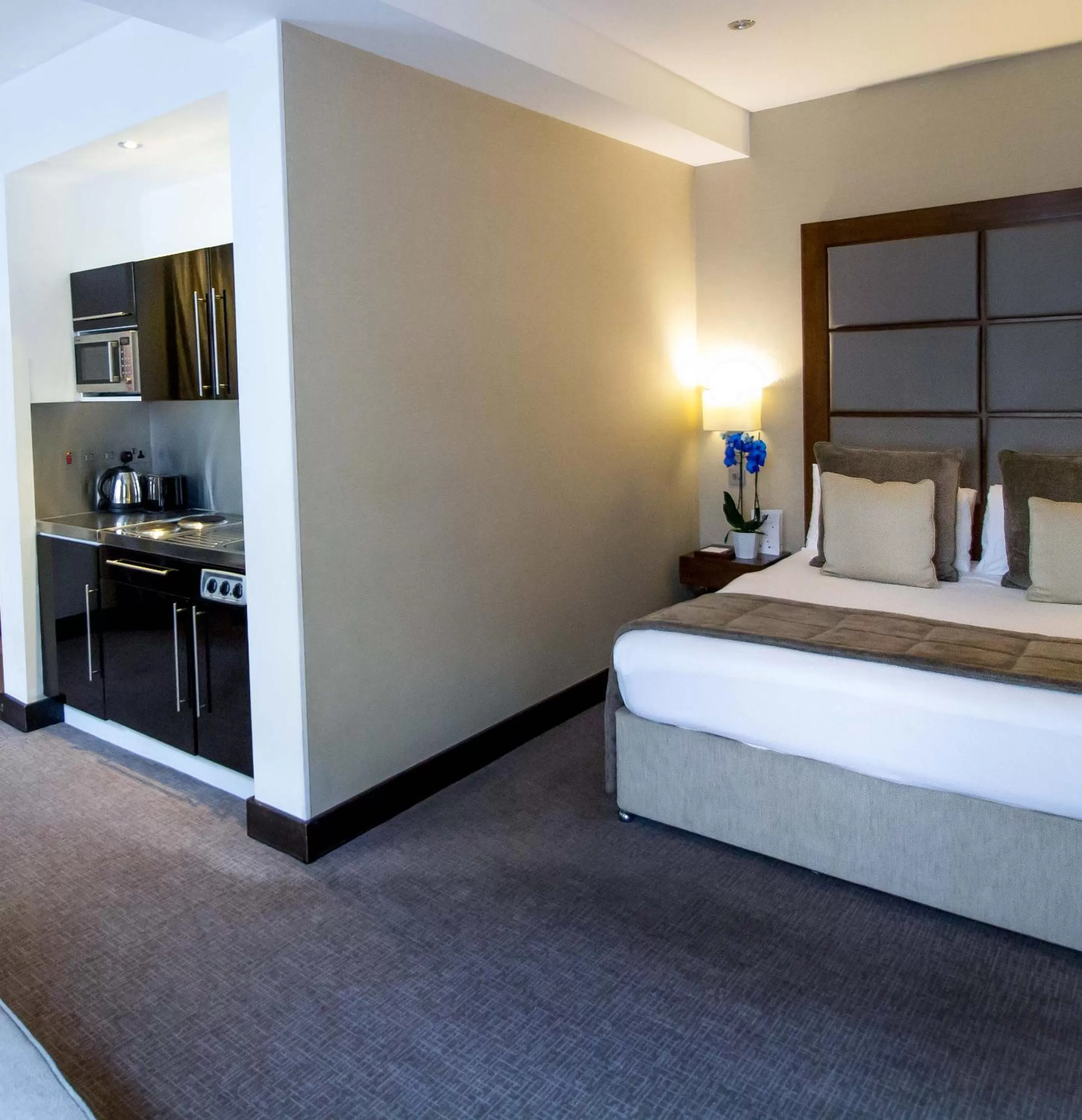 Photo of the whole room, Bed in Wellington Hotel by Blue Orchid